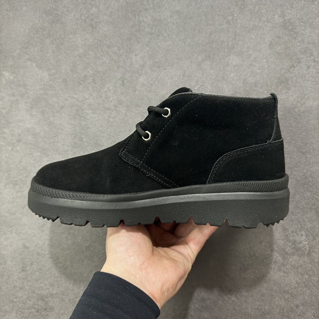 图片[2]-【SP顶级版】 平台外贸专供 UGG Burleigh Chukka 男士中帮雪地靴 1151773 原代工厂隆丰A级真羊毛皮一体完全遵循正平正品，精选A级羊皮毛一体材质，内里毛绒如云朵般包裹双脚，白带恒温属性一寒锁温抗冻，股季透气排湿，让双脚时刻处于干爽舒适的状态，轻量化设计搭配柔韧鞋底，每一步都似踩在软垫上，再加上贴合足型的弧度与足跟支撑，无论是居家休憩,外出通勤还是日常跑腿，全天行走也无负担。 从经典高筒靴到简约拖鞋，从基础中性色到潮流设计，既能与牛仔裤、卫衣打造随性日常，也能搭配裙子、男女同款更能轻松适配情侣穿搭。 优质羊皮毛天生耐磨损，搭配扎实工艺与防水科技加持，能抵御日常磨损与雨雪侵袭。一双穿数年仍能保持柔软质感💪🏻 尺码：39-45-选品中心