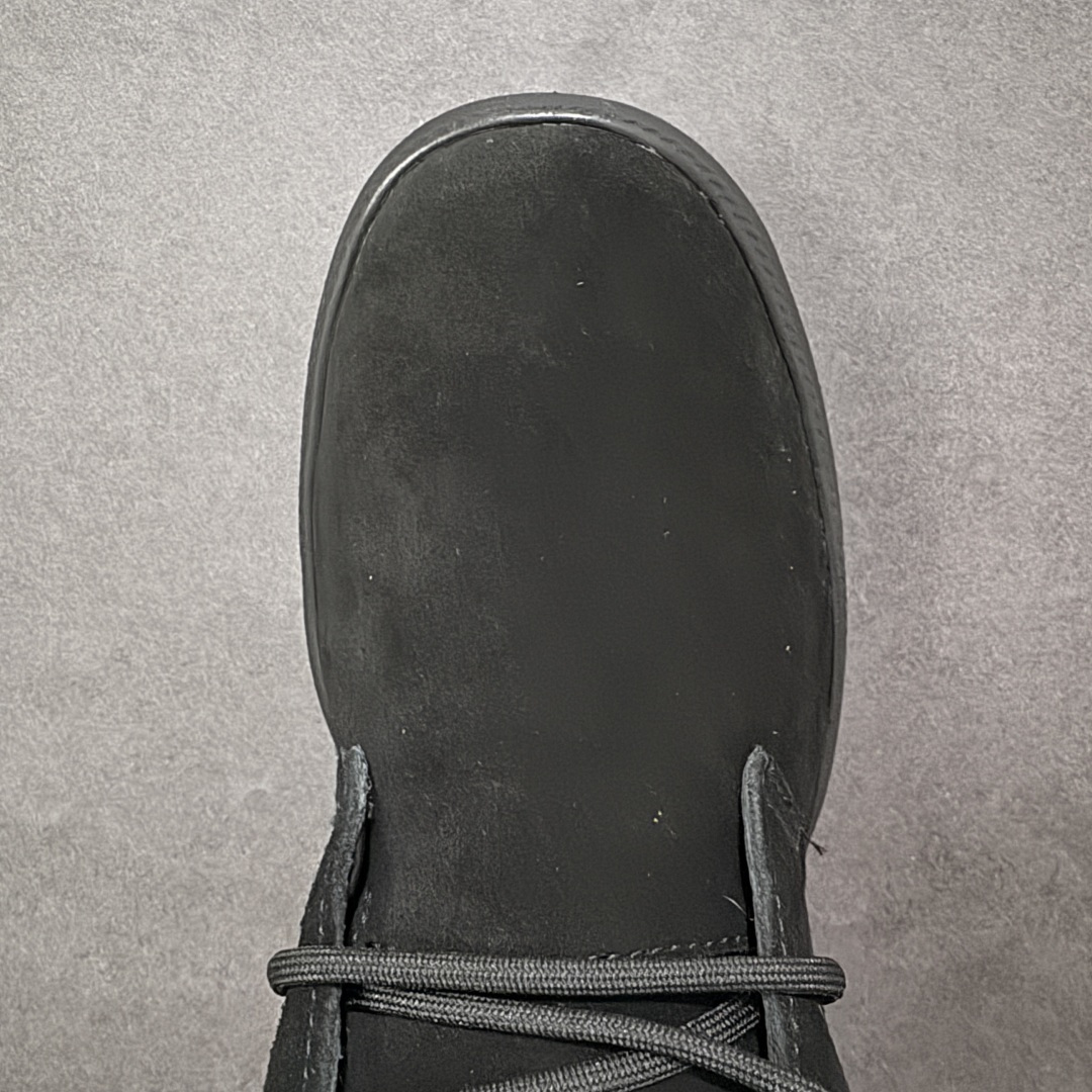 图片[8]-【SP顶级版】 平台外贸专供 UGG Burleigh Chukka 男士中帮雪地靴 1151773 原代工厂隆丰A级真羊毛皮一体完全遵循正平正品，精选A级羊皮毛一体材质，内里毛绒如云朵般包裹双脚，白带恒温属性一寒锁温抗冻，股季透气排湿，让双脚时刻处于干爽舒适的状态，轻量化设计搭配柔韧鞋底，每一步都似踩在软垫上，再加上贴合足型的弧度与足跟支撑，无论是居家休憩,外出通勤还是日常跑腿，全天行走也无负担。 从经典高筒靴到简约拖鞋，从基础中性色到潮流设计，既能与牛仔裤、卫衣打造随性日常，也能搭配裙子、男女同款更能轻松适配情侣穿搭。 优质羊皮毛天生耐磨损，搭配扎实工艺与防水科技加持，能抵御日常磨损与雨雪侵袭。一双穿数年仍能保持柔软质感💪🏻 尺码：39-45-选品中心