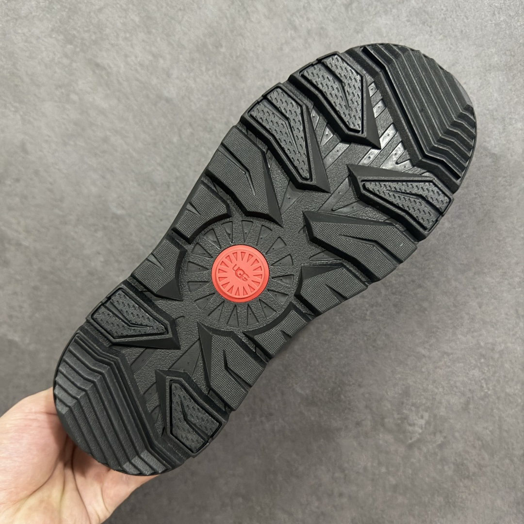 图片[9]-【SP顶级版】 平台外贸专供 UGG Burleigh Chukka 男士中帮雪地靴 1151773 原代工厂隆丰A级真羊毛皮一体完全遵循正平正品，精选A级羊皮毛一体材质，内里毛绒如云朵般包裹双脚，白带恒温属性一寒锁温抗冻，股季透气排湿，让双脚时刻处于干爽舒适的状态，轻量化设计搭配柔韧鞋底，每一步都似踩在软垫上，再加上贴合足型的弧度与足跟支撑，无论是居家休憩,外出通勤还是日常跑腿，全天行走也无负担。 从经典高筒靴到简约拖鞋，从基础中性色到潮流设计，既能与牛仔裤、卫衣打造随性日常，也能搭配裙子、男女同款更能轻松适配情侣穿搭。 优质羊皮毛天生耐磨损，搭配扎实工艺与防水科技加持，能抵御日常磨损与雨雪侵袭。一双穿数年仍能保持柔软质感💪🏻 尺码：39-45-选品中心