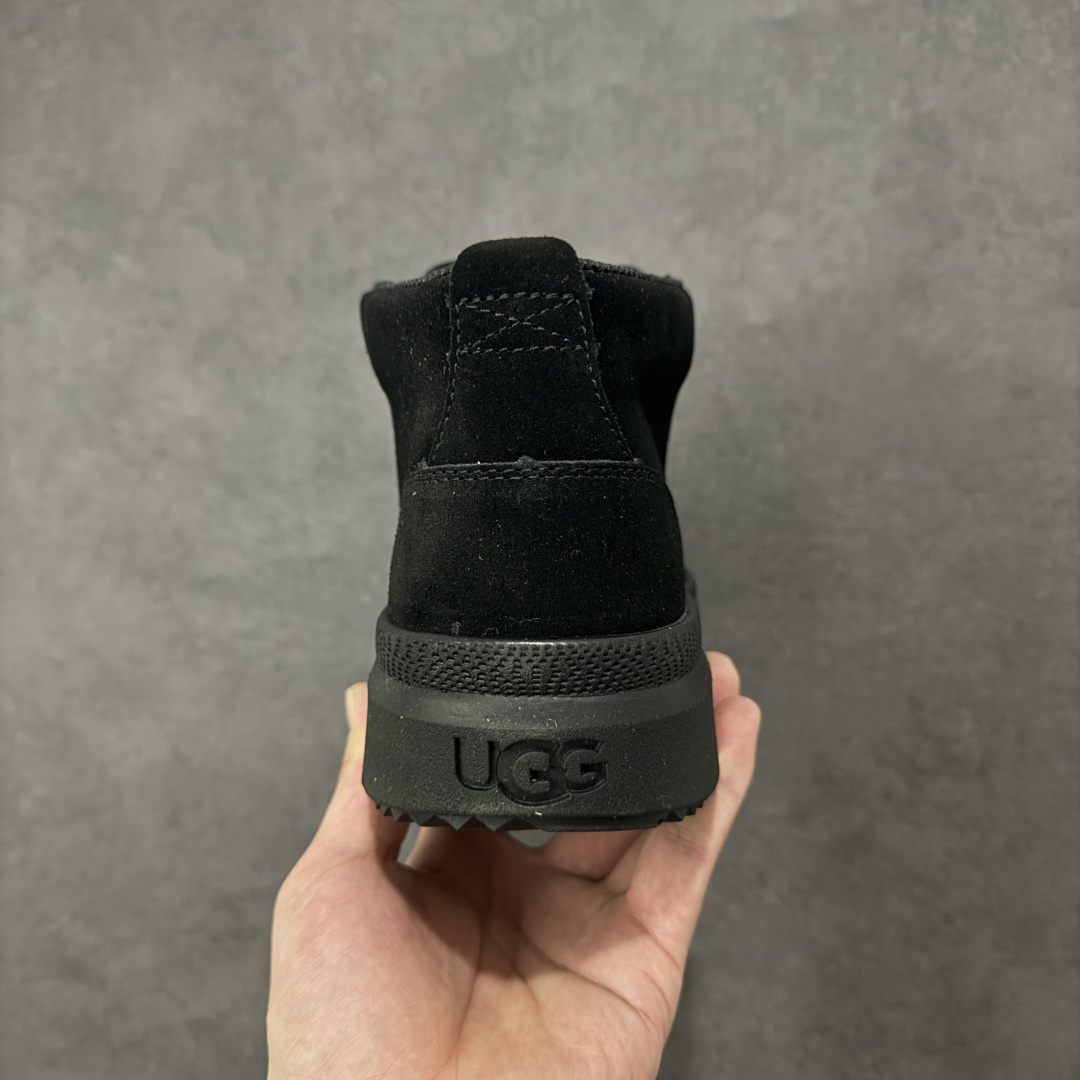 图片[4]-【SP顶级版】 平台外贸专供 UGG Burleigh Chukka 男士中帮雪地靴 1151773 原代工厂隆丰A级真羊毛皮一体完全遵循正平正品，精选A级羊皮毛一体材质，内里毛绒如云朵般包裹双脚，白带恒温属性一寒锁温抗冻，股季透气排湿，让双脚时刻处于干爽舒适的状态，轻量化设计搭配柔韧鞋底，每一步都似踩在软垫上，再加上贴合足型的弧度与足跟支撑，无论是居家休憩,外出通勤还是日常跑腿，全天行走也无负担。 从经典高筒靴到简约拖鞋，从基础中性色到潮流设计，既能与牛仔裤、卫衣打造随性日常，也能搭配裙子、男女同款更能轻松适配情侣穿搭。 优质羊皮毛天生耐磨损，搭配扎实工艺与防水科技加持，能抵御日常磨损与雨雪侵袭。一双穿数年仍能保持柔软质感💪🏻 尺码：39-45-选品中心