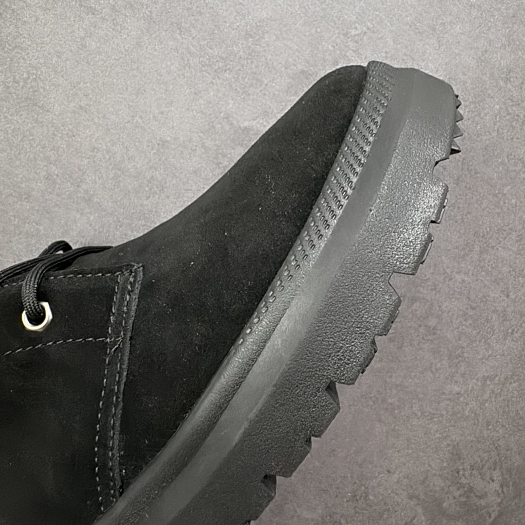 图片[5]-【SP顶级版】 平台外贸专供 UGG Burleigh Chukka 男士中帮雪地靴 1151773 原代工厂隆丰A级真羊毛皮一体完全遵循正平正品，精选A级羊皮毛一体材质，内里毛绒如云朵般包裹双脚，白带恒温属性一寒锁温抗冻，股季透气排湿，让双脚时刻处于干爽舒适的状态，轻量化设计搭配柔韧鞋底，每一步都似踩在软垫上，再加上贴合足型的弧度与足跟支撑，无论是居家休憩,外出通勤还是日常跑腿，全天行走也无负担。 从经典高筒靴到简约拖鞋，从基础中性色到潮流设计，既能与牛仔裤、卫衣打造随性日常，也能搭配裙子、男女同款更能轻松适配情侣穿搭。 优质羊皮毛天生耐磨损，搭配扎实工艺与防水科技加持，能抵御日常磨损与雨雪侵袭。一双穿数年仍能保持柔软质感💪🏻 尺码：39-45-选品中心