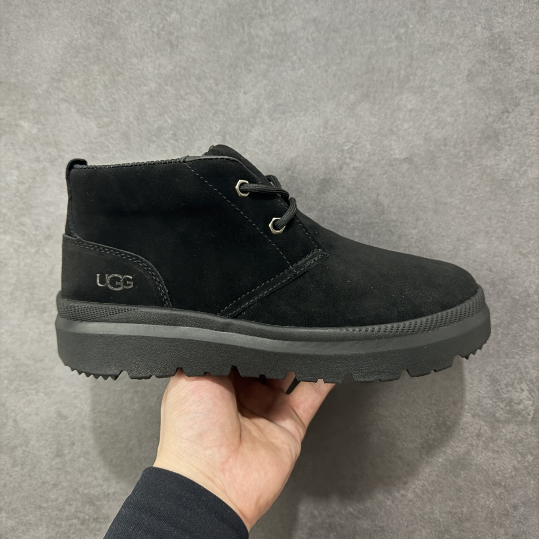 【SP顶级版】 平台外贸专供 UGG Burleigh Chukka 男士中帮雪地靴 1151773 原代工厂隆丰A级真羊毛皮一体完全遵循正平正品,精选A级羊皮毛一体材质,内里毛绒如云朵般包裹双脚,白带恒温属性一寒锁温抗冻,股季透气排湿,让双脚时刻处于干爽舒适的状态,轻量化设计搭配柔韧鞋底,每一步都似踩在软垫上,再加上贴合足型的弧度与足跟支撑,无论是居家休憩,外出通勤还是日常跑腿,全天行走也无负担。 从经典高筒靴到简约拖鞋,从基础中性色到潮流设计,既能与牛仔裤、卫衣打造随性日常,也能搭配裙子、男女同款更能轻松适配情侣穿搭。 优质羊皮毛天生耐磨损,搭配扎实工艺与防水科技加持,能抵御日常磨损与雨雪侵袭。一双穿数年仍能保持柔软质感💪🏻 尺码:39-45-选品中心