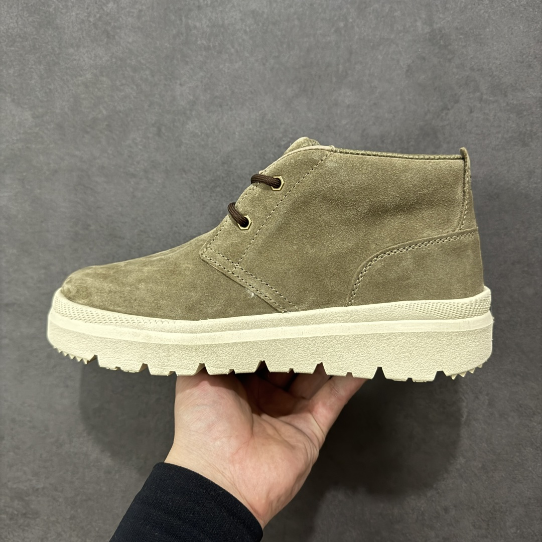 图片[2]-【SP顶级版】 平台外贸专供 UGG Burleigh Chukka 男士中帮雪地靴 1151773 原代工厂隆丰A级真羊毛皮一体完全遵循正平正品，精选A级羊皮毛一体材质，内里毛绒如云朵般包裹双脚，白带恒温属性一寒锁温抗冻，股季透气排湿，让双脚时刻处于干爽舒适的状态，轻量化设计搭配柔韧鞋底，每一步都似踩在软垫上，再加上贴合足型的弧度与足跟支撑，无论是居家休憩,外出通勤还是日常跑腿，全天行走也无负担。 从经典高筒靴到简约拖鞋，从基础中性色到潮流设计，既能与牛仔裤、卫衣打造随性日常，也能搭配裙子、男女同款更能轻松适配情侣穿搭。 优质羊皮毛天生耐磨损，搭配扎实工艺与防水科技加持，能抵御日常磨损与雨雪侵袭。一双穿数年仍能保持柔软质感💪🏻 尺码：39-45-选品中心