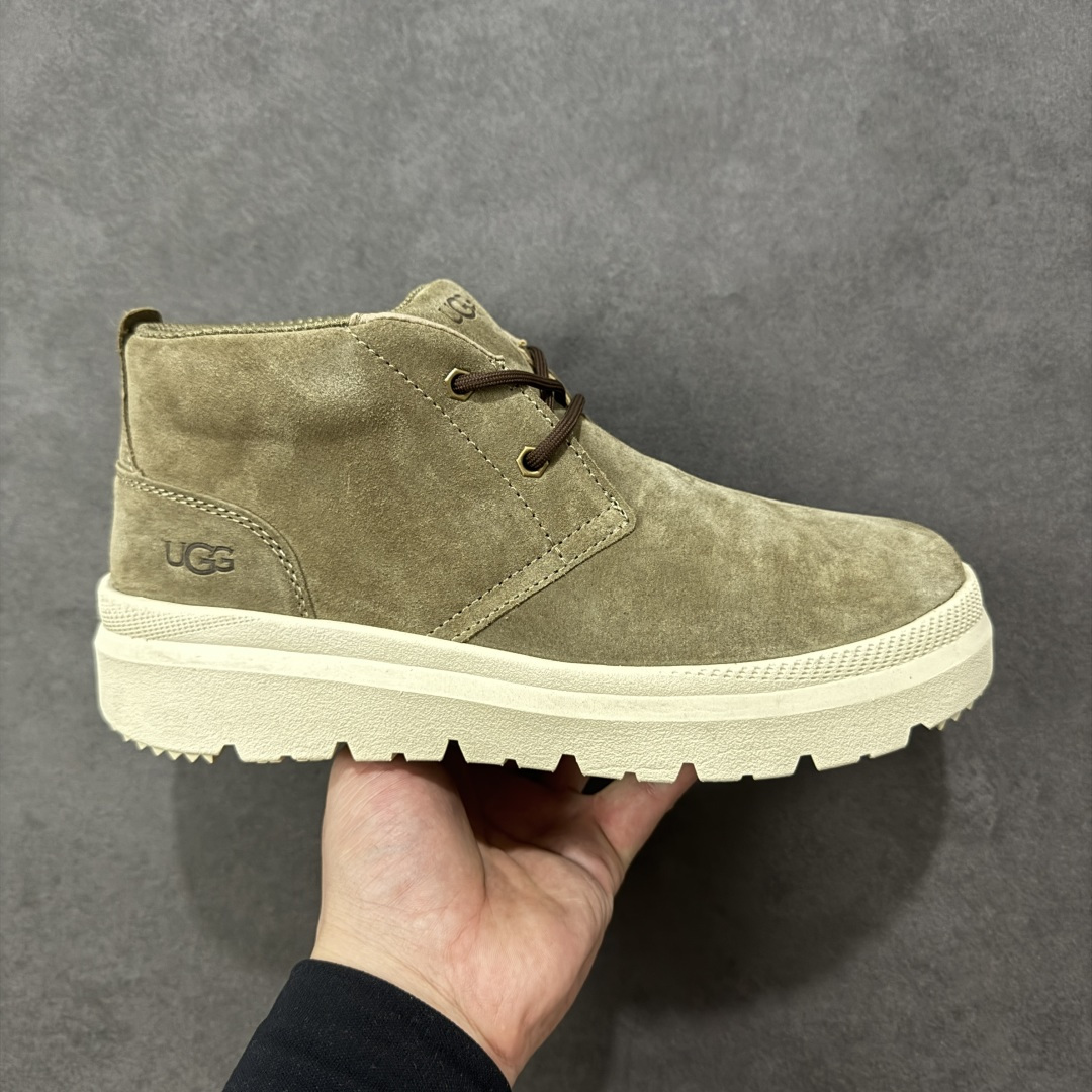 【SP顶级版】 平台外贸专供 UGG Burleigh Chukka 男士中帮雪地靴 1151773 原代工厂隆丰A级真羊毛皮一体完全遵循正平正品,精选A级羊皮毛一体材质,内里毛绒如云朵般包裹双脚,白带恒温属性一寒锁温抗冻,股季透气排湿,让双脚时刻处于干爽舒适的状态,轻量化设计搭配柔韧鞋底,每一步都似踩在软垫上,再加上贴合足型的弧度与足跟支撑,无论是居家休憩,外出通勤还是日常跑腿,全天行走也无负担。 从经典高筒靴到简约拖鞋,从基础中性色到潮流设计,既能与牛仔裤、卫衣打造随性日常,也能搭配裙子、男女同款更能轻松适配情侣穿搭。 优质羊皮毛天生耐磨损,搭配扎实工艺与防水科技加持,能抵御日常磨损与雨雪侵袭。一双穿数年仍能保持柔软质感💪🏻 尺码:39-45-选品中心