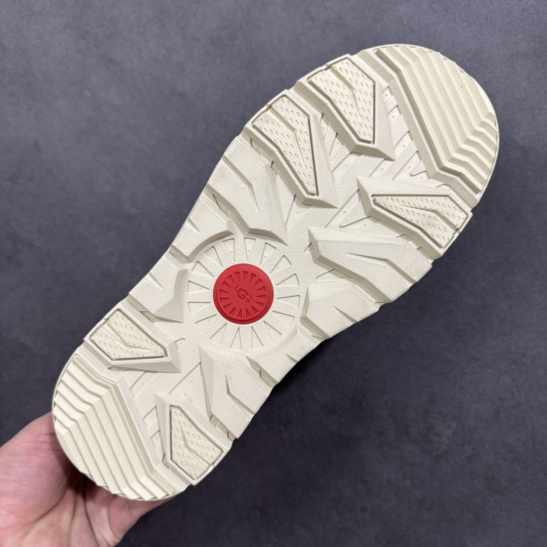 图片[9]-【SP顶级版】 平台外贸专供 UGG Burleigh Chukka 男士中帮雪地靴 1151773 原代工厂隆丰A级真羊毛皮一体完全遵循正平正品，精选A级羊皮毛一体材质，内里毛绒如云朵般包裹双脚，白带恒温属性一寒锁温抗冻，股季透气排湿，让双脚时刻处于干爽舒适的状态，轻量化设计搭配柔韧鞋底，每一步都似踩在软垫上，再加上贴合足型的弧度与足跟支撑，无论是居家休憩,外出通勤还是日常跑腿，全天行走也无负担。 从经典高筒靴到简约拖鞋，从基础中性色到潮流设计，既能与牛仔裤、卫衣打造随性日常，也能搭配裙子、男女同款更能轻松适配情侣穿搭。 优质羊皮毛天生耐磨损，搭配扎实工艺与防水科技加持，能抵御日常磨损与雨雪侵袭。一双穿数年仍能保持柔软质感💪🏻 尺码：39-45-选品中心