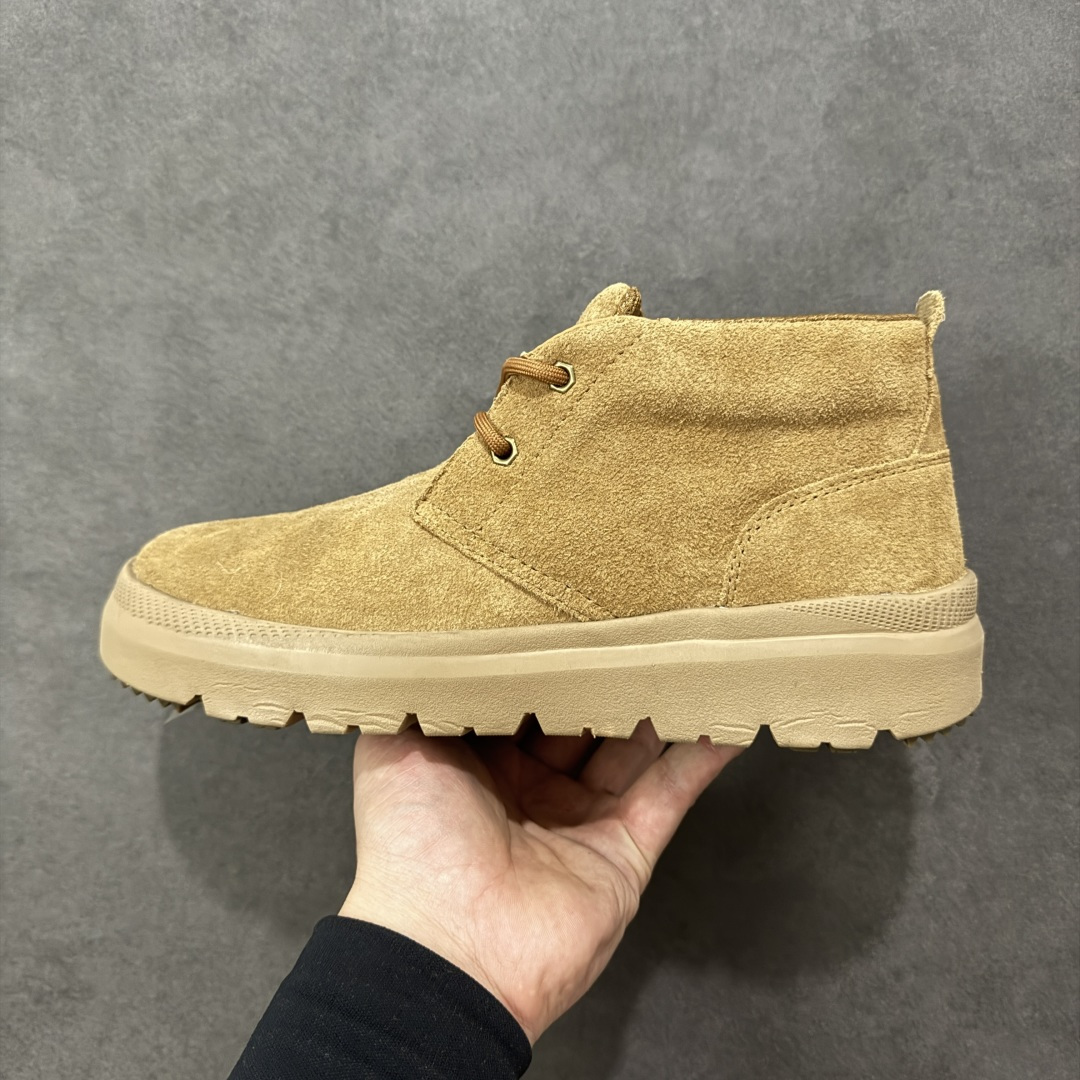 图片[2]-【SP顶级版】 平台外贸专供 UGG Burleigh Chukka 男士中帮雪地靴 1151773 原代工厂隆丰A级真羊毛皮一体完全遵循正平正品，精选A级羊皮毛一体材质，内里毛绒如云朵般包裹双脚，白带恒温属性一寒锁温抗冻，股季透气排湿，让双脚时刻处于干爽舒适的状态，轻量化设计搭配柔韧鞋底，每一步都似踩在软垫上，再加上贴合足型的弧度与足跟支撑，无论是居家休憩,外出通勤还是日常跑腿，全天行走也无负担。 从经典高筒靴到简约拖鞋，从基础中性色到潮流设计，既能与牛仔裤、卫衣打造随性日常，也能搭配裙子、男女同款更能轻松适配情侣穿搭。 优质羊皮毛天生耐磨损，搭配扎实工艺与防水科技加持，能抵御日常磨损与雨雪侵袭。一双穿数年仍能保持柔软质感💪🏻 尺码：39-45-选品中心