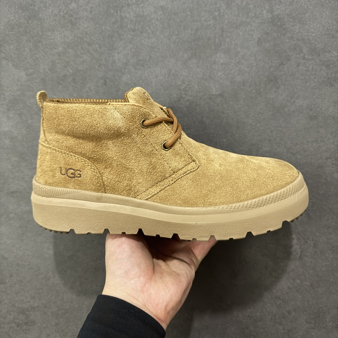 【SP顶级版】 平台外贸专供 UGG Burleigh Chukka 男士中帮雪地靴 1151773 原代工厂隆丰A级真羊毛皮一体完全遵循正平正品,精选A级羊皮毛一体材质,内里毛绒如云朵般包裹双脚,白带恒温属性一寒锁温抗冻,股季透气排湿,让双脚时刻处于干爽舒适的状态,轻量化设计搭配柔韧鞋底,每一步都似踩在软垫上,再加上贴合足型的弧度与足跟支撑,无论是居家休憩,外出通勤还是日常跑腿,全天行走也无负担。 从经典高筒靴到简约拖鞋,从基础中性色到潮流设计,既能与牛仔裤、卫衣打造随性日常,也能搭配裙子、男女同款更能轻松适配情侣穿搭。 优质羊皮毛天生耐磨损,搭配扎实工艺与防水科技加持,能抵御日常磨损与雨雪侵袭。一双穿数年仍能保持柔软质感💪🏻 尺码:39-45-选品中心