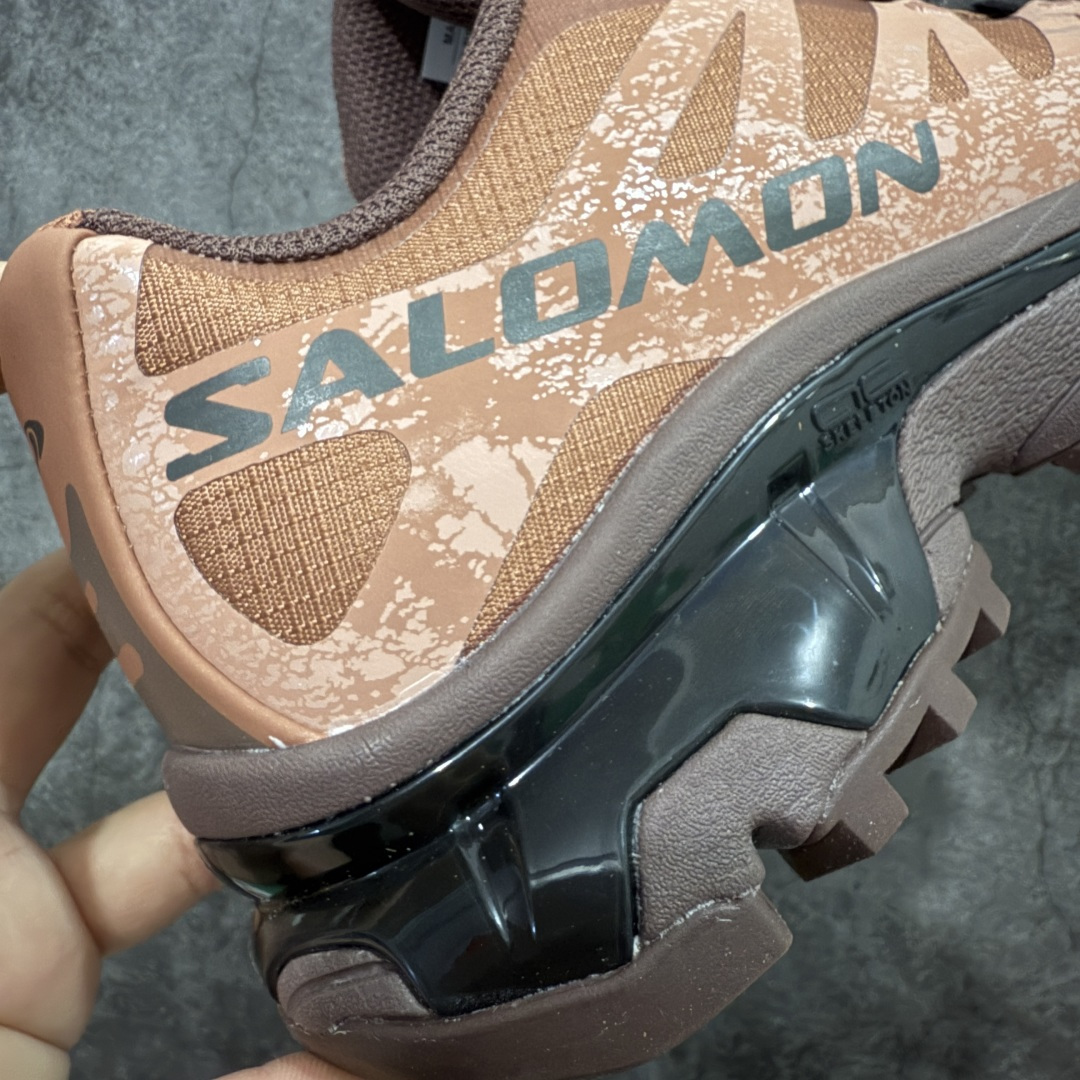 图片[3]-【莞产渠道】Salomon 萨洛蒙 XT-4 OG 复古机能跑鞋 咖啡棕 巧克力色 478771 经典户外产品 将初代XT 系列越野鞋面与重装徒步QUSET 4D中底融合呈现全新产品 鞋面拥有“SENSIFIT QUICKLACE ”双重组合 搭载 代表性的 4D ADVENCED CHASSIS 鞋底底盘 具备稳定 抓地 防护的综合特性 尺码：36 36.5 37.5 38 38.5 39 40 40.5 41 42 42.5 43 44 44.5 45-选品中心