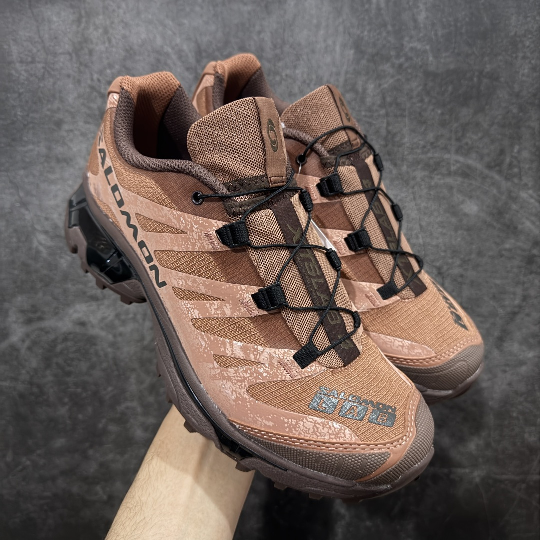 【莞产渠道】Salomon 萨洛蒙 XT-4 OG 复古机能跑鞋 咖啡棕 巧克力色 478771 经典户外产品 将初代XT 系列越野鞋面与重装徒步QUSET 4D中底融合呈现全新产品 鞋面拥有“SENSIFIT QUICKLACE ”双重组合 搭载 代表性的 4D ADVENCED CHASSIS 鞋底底盘 具备稳定 抓地 防护的综合特性 尺码：36 36.5 37.5 38 38.5 39 40 40.5 41 42 42.5 43 44 44.5 45-选品中心