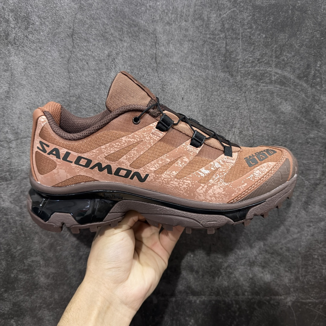 【莞产渠道】Salomon 萨洛蒙 XT-4 OG 复古机能跑鞋 咖啡棕 巧克力色 478771 经典户外产品 将初代XT 系列越野鞋面与重装徒步QUSET 4D中底融合呈现全新产品 鞋面拥有“SENSIFIT QUICKLACE ”双重组合 搭载 代表性的 4D ADVENCED CHASSIS 鞋底底盘 具备稳定 抓地 防护的综合特性 尺码：36 36.5 37.5 38 38.5 39 40 40.5 41 42 42.5 43 44 44.5 45-选品中心