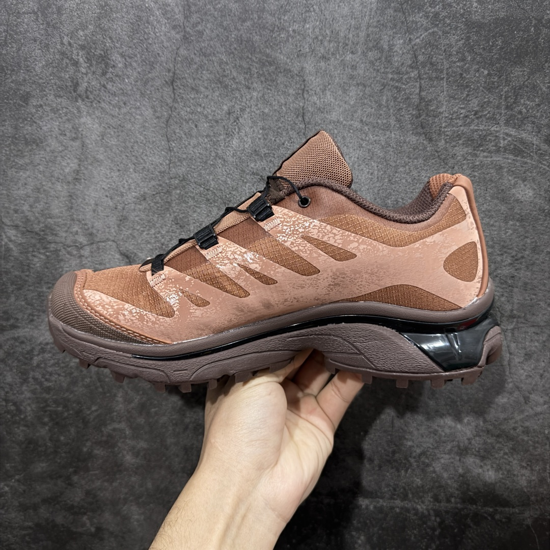 图片[2]-【莞产渠道】Salomon 萨洛蒙 XT-4 OG 复古机能跑鞋 咖啡棕 巧克力色 478771 经典户外产品 将初代XT 系列越野鞋面与重装徒步QUSET 4D中底融合呈现全新产品 鞋面拥有“SENSIFIT QUICKLACE ”双重组合 搭载 代表性的 4D ADVENCED CHASSIS 鞋底底盘 具备稳定 抓地 防护的综合特性 尺码：36 36.5 37.5 38 38.5 39 40 40.5 41 42 42.5 43 44 44.5 45-选品中心