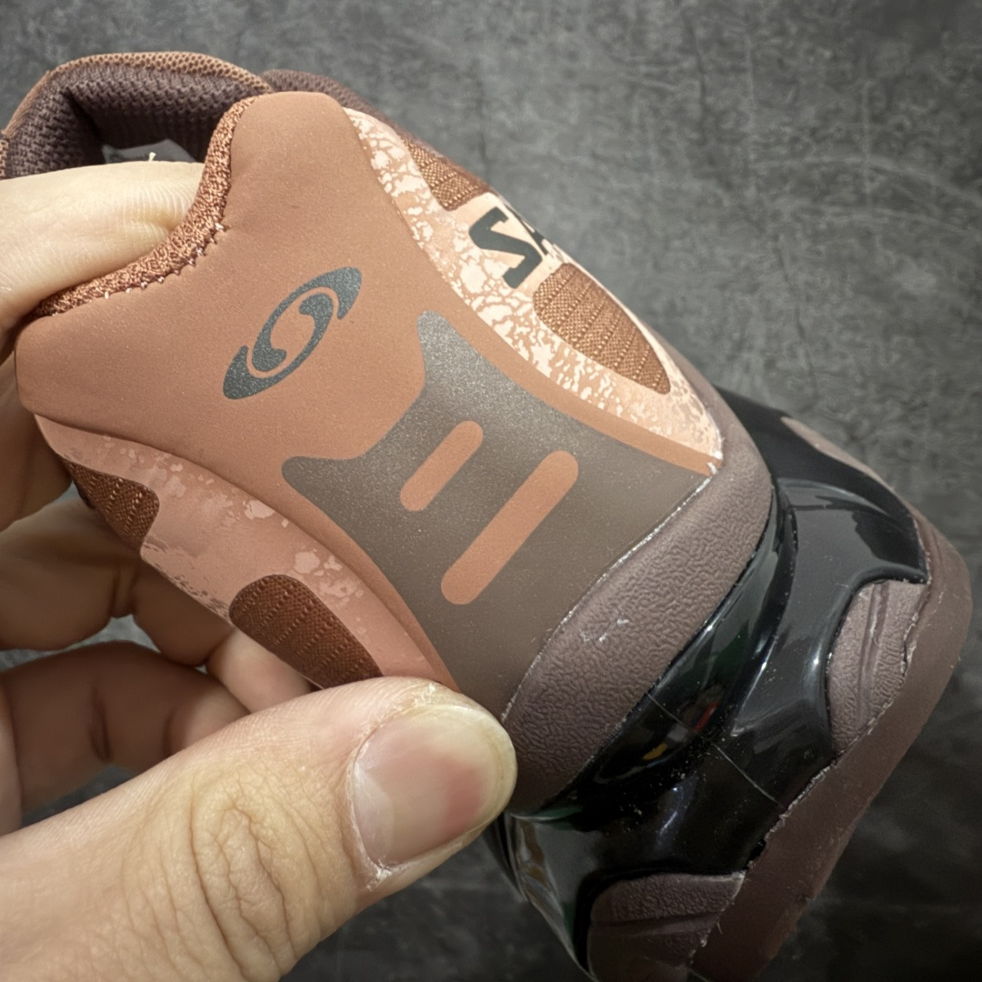 图片[2]-【莞产渠道】Salomon 萨洛蒙 XT-4 OG 复古机能跑鞋 咖啡棕 巧克力色 478771 经典户外产品 将初代XT 系列越野鞋面与重装徒步QUSET 4D中底融合呈现全新产品 鞋面拥有“SENSIFIT QUICKLACE ”双重组合 搭载 代表性的 4D ADVENCED CHASSIS 鞋底底盘 具备稳定 抓地 防护的综合特性 尺码：36 36.5 37.5 38 38.5 39 40 40.5 41 42 42.5 43 44 44.5 45-选品中心