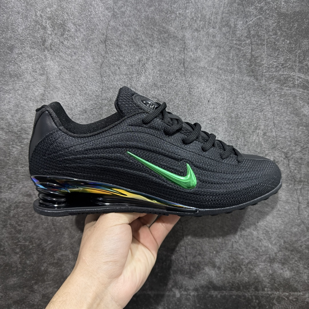 【外贸版】Nike SHOX Z 后掌气柱先锋机能风跑鞋 IM6051-001 Nike Shox Z搭载了Nike标志性的Shox缓震科技 后跟的气柱能有效吸收冲击能量提供良好的缓震效果 采用轻盈透气的材质制作鞋面能确保脚部保持干爽舒适 贴合脚部曲线 带来舒适的包裹感 “猫跟”设计不仅提升了时尚感 还增强了穿着时的稳定性 使脚部在行走或运动过程中能保持平衡 尺码： 36 36.5 37.5 38 38.5 39 40 40.5 41 42 42.5 43 44 44.5 45 46-选品中心