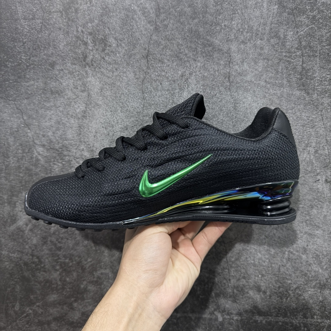 图片[2]-【外贸版】Nike SHOX Z 后掌气柱先锋机能风跑鞋 IM6051-001 Nike Shox Z搭载了Nike标志性的Shox缓震科技 后跟的气柱能有效吸收冲击能量提供良好的缓震效果 采用轻盈透气的材质制作鞋面能确保脚部保持干爽舒适 贴合脚部曲线 带来舒适的包裹感 “猫跟”设计不仅提升了时尚感 还增强了穿着时的稳定性 使脚部在行走或运动过程中能保持平衡 尺码： 36 36.5 37.5 38 38.5 39 40 40.5 41 42 42.5 43 44 44.5 45 46-选品中心