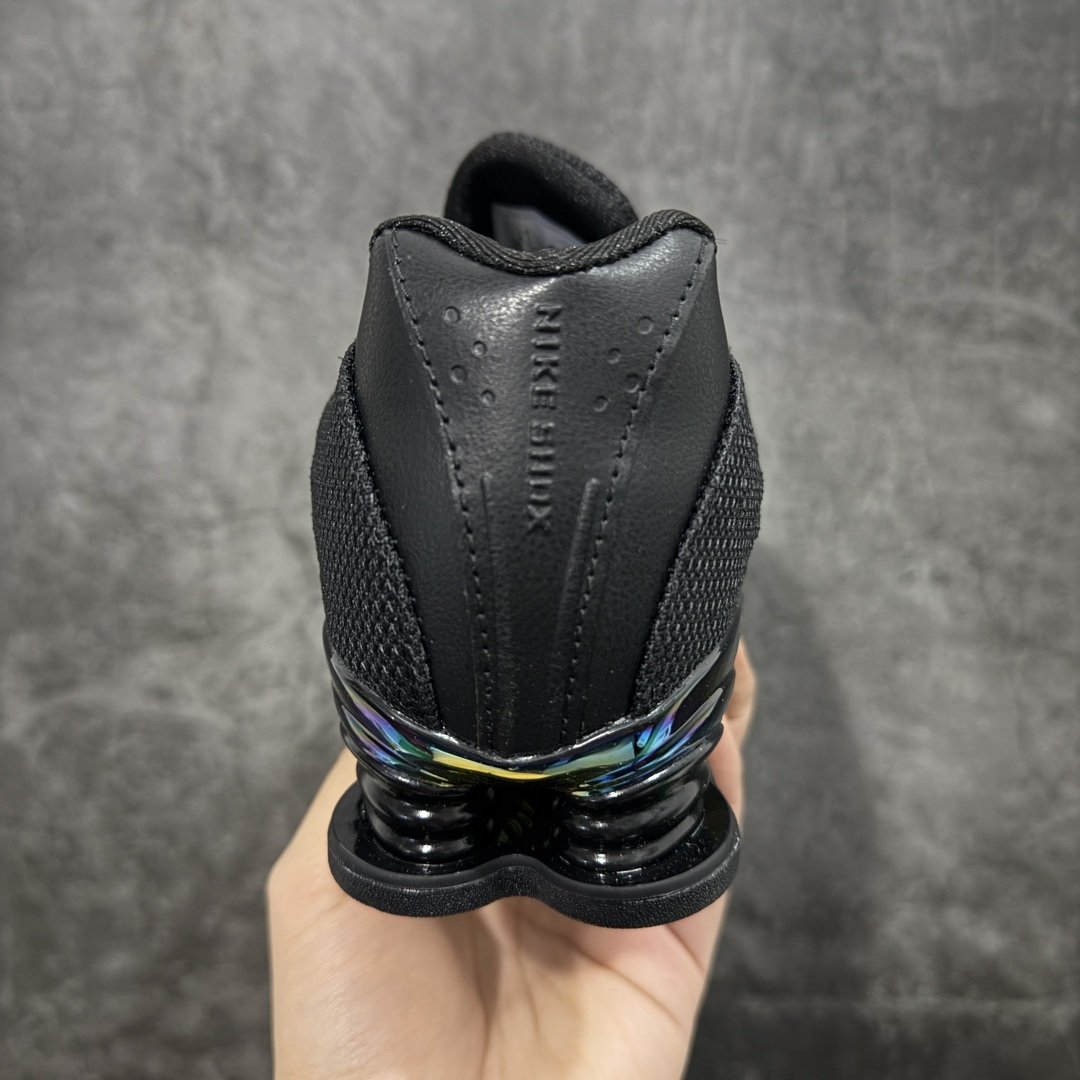 图片[4]-【外贸版】Nike SHOX Z 后掌气柱先锋机能风跑鞋 IM6051-001 Nike Shox Z搭载了Nike标志性的Shox缓震科技 后跟的气柱能有效吸收冲击能量提供良好的缓震效果 采用轻盈透气的材质制作鞋面能确保脚部保持干爽舒适 贴合脚部曲线 带来舒适的包裹感 “猫跟”设计不仅提升了时尚感 还增强了穿着时的稳定性 使脚部在行走或运动过程中能保持平衡 尺码： 36 36.5 37.5 38 38.5 39 40 40.5 41 42 42.5 43 44 44.5 45 46-选品中心