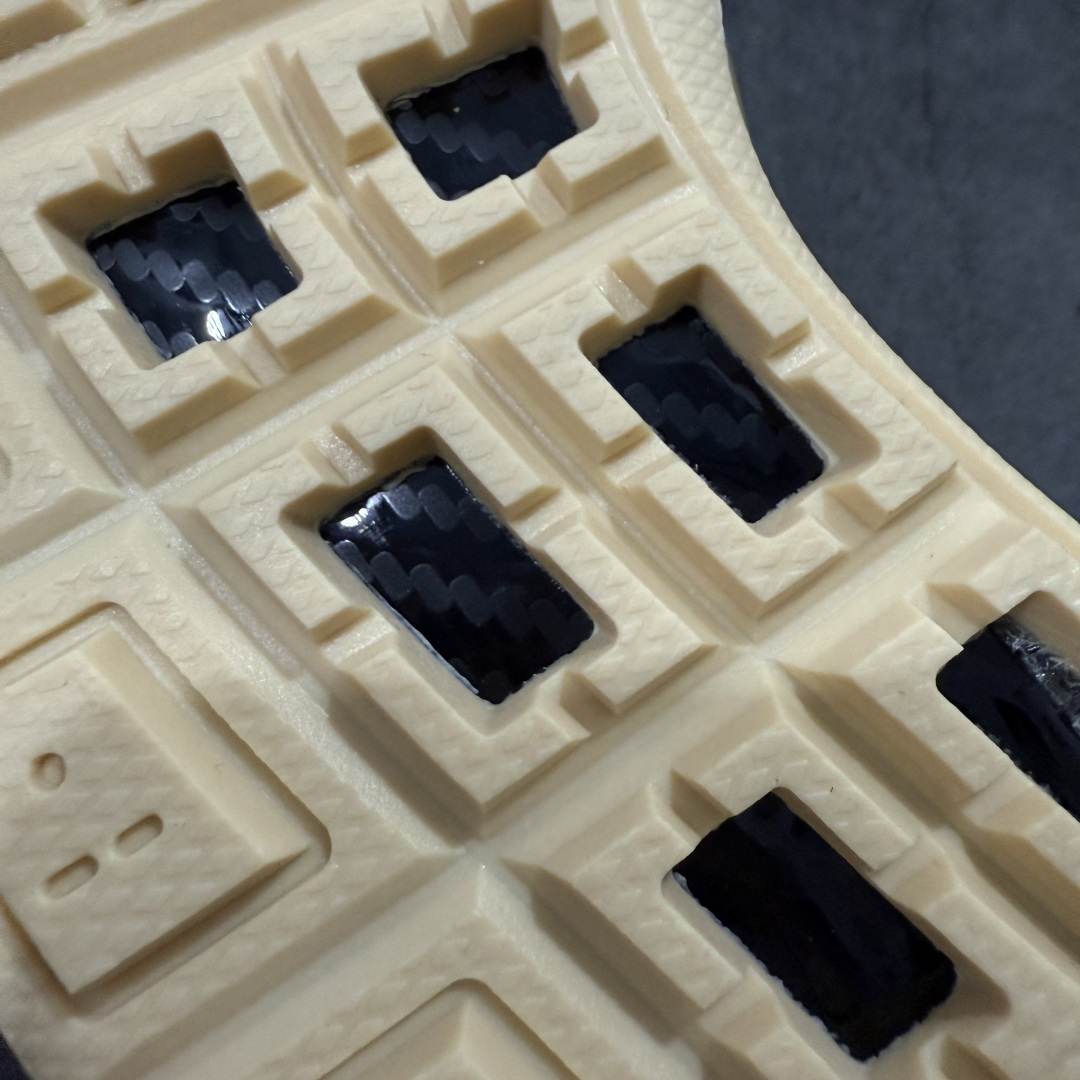 图片[9]-【先行首发版】Tom Sachs x NK Craft Mars Yard 2.0 联名宇航员神游太空百搭休闲运动透气慢跑鞋 复古做旧黄红勾 经过五年时间的等待，被视为神级球鞋之作的 Craft Mars Yard 终于以 2.0 的姿态回归。艺术家 Tom Sachs 在延续经典外观与配色组合的同时，将Craft Mars Yard 进行全面升级，以更加透气的涤纶经编针织网眼取代之前的特殊 Vectran 材质，并在鞋面上加入 X 型走线提高耐磨特性，而经过改良之后的 SFB 特种部队靴大底亦更加适合在城市环境着用，此外网面层和软木层的双内底设计更是为营造赤脚穿着体验特别优化 货号：IF2885 100 尺码：36 36.5 37.5 38 38.5 39 40 40.5 41 42 42.5 43 44 45 46-选品中心