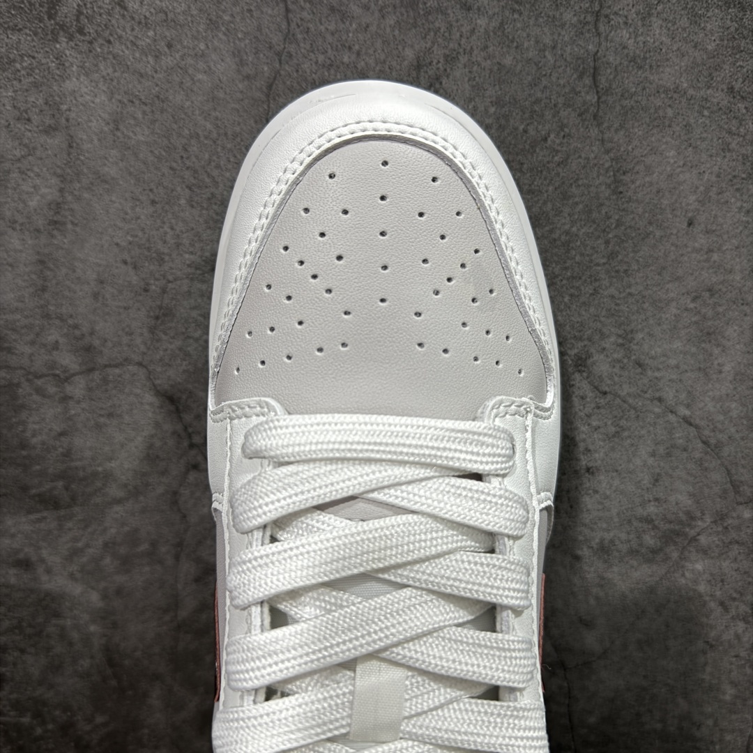 图片[5]-【史诗版】Nike Dunk Low 灰白 全网唯一全头层版本 正确低趴鞋头细节 拒绝偷工减料福利供应‼️ Nike推出特别版Dunk Low企划。此款Nike Dunk Low采用绒面革材质，鞋身左右侧均配有皮革质双 Swooshes蓝色搭配上白色。简洁干净的配色设计 绝对是日常出街上脚的不二选择 货号：IM6025 121 尺码：35.5 36 36.5 37.5 38 38.5 39 40 40.5 41 42-选品中心