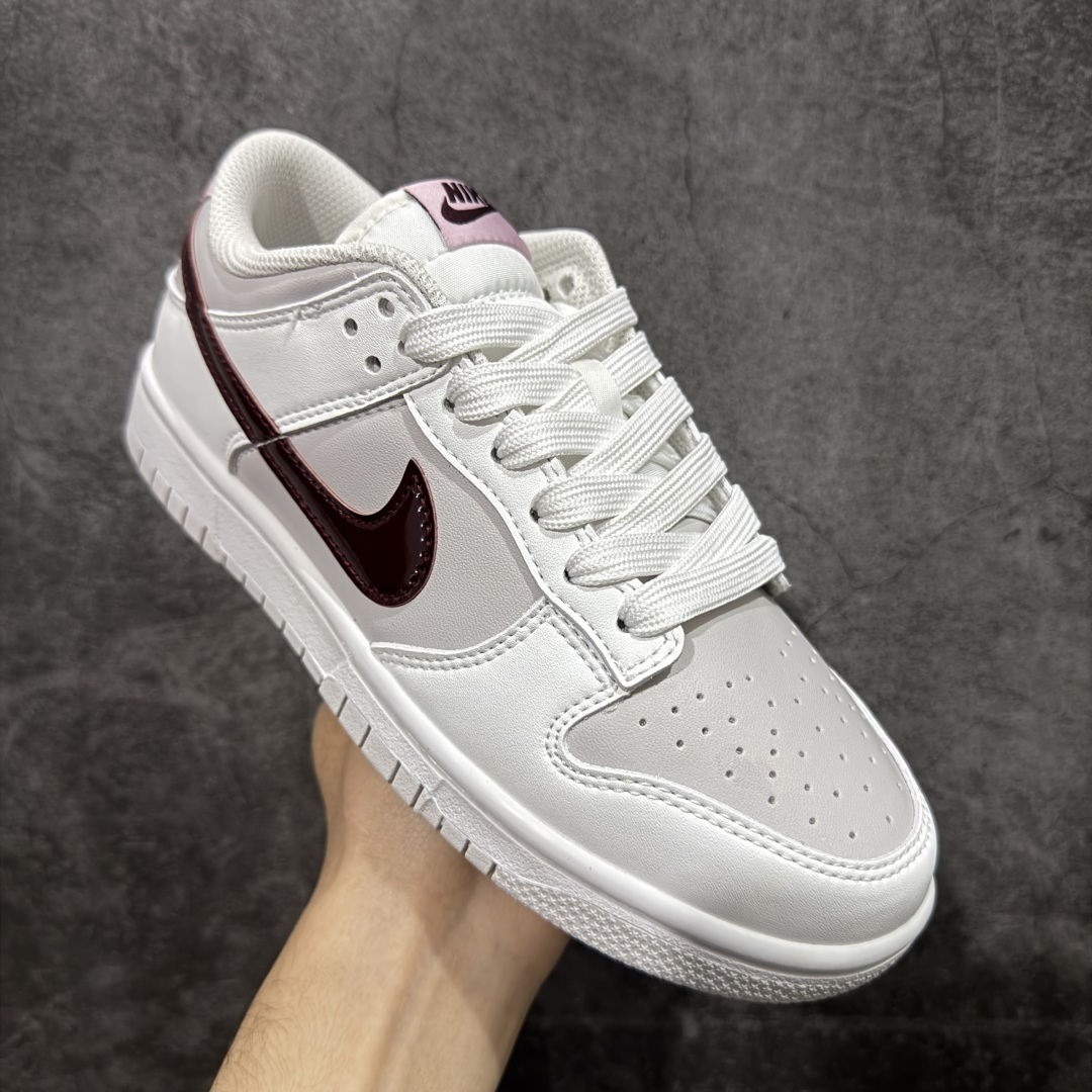 图片[3]-【史诗版】Nike Dunk Low 灰白 全网唯一全头层版本 正确低趴鞋头细节 拒绝偷工减料福利供应‼️ Nike推出特别版Dunk Low企划。此款Nike Dunk Low采用绒面革材质，鞋身左右侧均配有皮革质双 Swooshes蓝色搭配上白色。简洁干净的配色设计 绝对是日常出街上脚的不二选择 货号：IM6025 121 尺码：35.5 36 36.5 37.5 38 38.5 39 40 40.5 41 42-选品中心