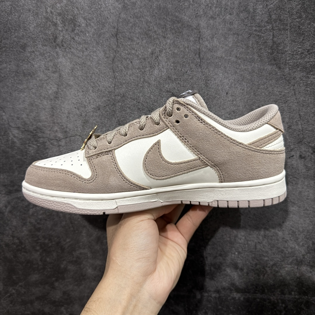 图片[2]-【CS纯原版】DUNK 官方新版双勾 马年限定🔥金勾浅白棕 马上发财❗️马上有钱❗️ 纯原大厂出品 顶级版本👏 原装头层材料 独家版型蒸餾加工 帶來的是更好的视觉和脚感体验 大厂纯原品质出货 清洁度 电绣工艺 皮料切割干净无任何毛边 细节完美 货号：IB4417-105 尺码：36 36.5 37.5 38 38.5 39 40 40.5 41 42 42.5 43 44 44.5 45 46-选品中心