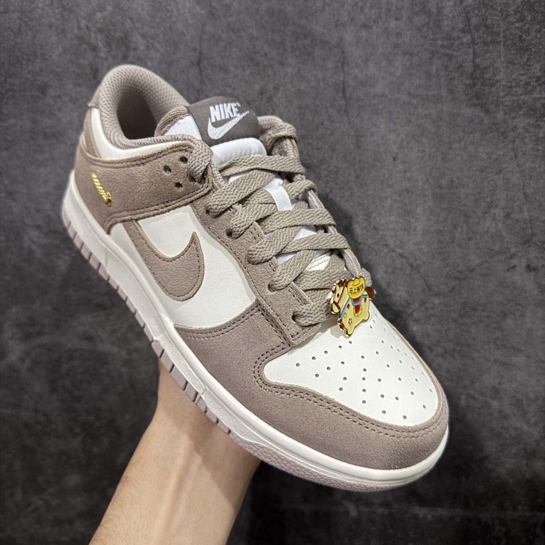 图片[3]-【CS纯原版】DUNK 官方新版双勾 马年限定🔥金勾浅白棕 马上发财❗️马上有钱❗️ 纯原大厂出品 顶级版本👏 原装头层材料 独家版型蒸餾加工 帶來的是更好的视觉和脚感体验 大厂纯原品质出货 清洁度 电绣工艺 皮料切割干净无任何毛边 细节完美 货号：IB4417-105 尺码：36 36.5 37.5 38 38.5 39 40 40.5 41 42 42.5 43 44 44.5 45 46-选品中心