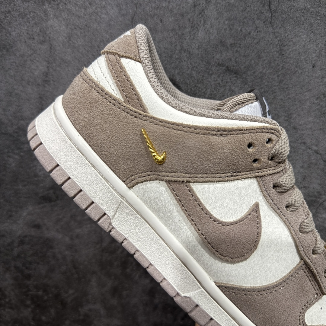 图片[7]-【CS纯原版】DUNK 官方新版双勾 马年限定🔥金勾浅白棕 马上发财❗️马上有钱❗️ 纯原大厂出品 顶级版本👏 原装头层材料 独家版型蒸餾加工 帶來的是更好的视觉和脚感体验 大厂纯原品质出货 清洁度 电绣工艺 皮料切割干净无任何毛边 细节完美 货号：IB4417-105 尺码：36 36.5 37.5 38 38.5 39 40 40.5 41 42 42.5 43 44 44.5 45 46-选品中心