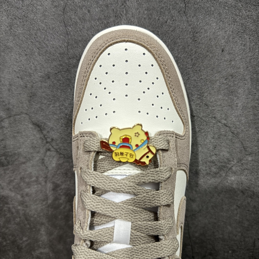 图片[5]-【CS纯原版】DUNK 官方新版双勾 马年限定🔥金勾浅白棕 马上发财❗️马上有钱❗️ 纯原大厂出品 顶级版本👏 原装头层材料 独家版型蒸餾加工 帶來的是更好的视觉和脚感体验 大厂纯原品质出货 清洁度 电绣工艺 皮料切割干净无任何毛边 细节完美 货号：IB4417-105 尺码：36 36.5 37.5 38 38.5 39 40 40.5 41 42 42.5 43 44 44.5 45 46-选品中心