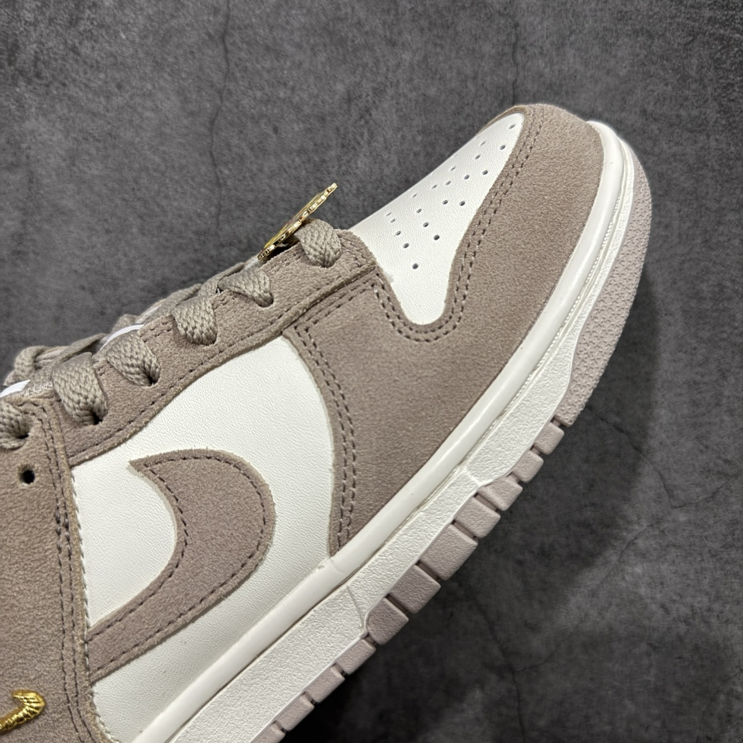 图片[6]-【CS纯原版】DUNK 官方新版双勾 马年限定🔥金勾浅白棕 马上发财❗️马上有钱❗️ 纯原大厂出品 顶级版本👏 原装头层材料 独家版型蒸餾加工 帶來的是更好的视觉和脚感体验 大厂纯原品质出货 清洁度 电绣工艺 皮料切割干净无任何毛边 细节完美 货号：IB4417-105 尺码：36 36.5 37.5 38 38.5 39 40 40.5 41 42 42.5 43 44 44.5 45 46-选品中心