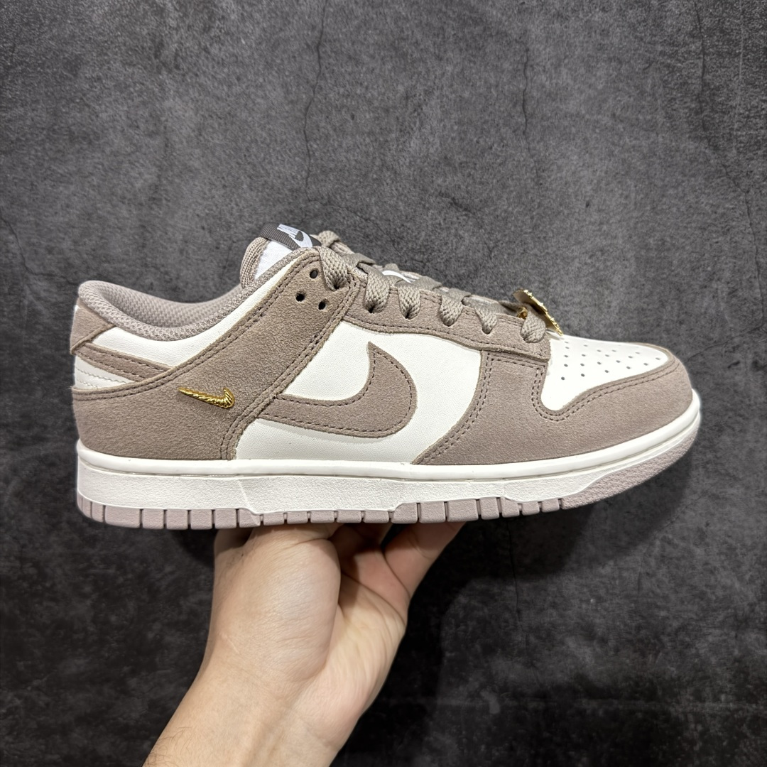 【CS纯原版】DUNK 官方新版双勾 马年限定🔥金勾浅白棕 马上发财❗️马上有钱❗️ 纯原大厂出品 顶级版本👏 原装头层材料 独家版型蒸餾加工 帶來的是更好的视觉和脚感体验 大厂纯原品质出货 清洁度 电绣工艺 皮料切割干净无任何毛边 细节完美 货号：IB4417-105 尺码：36 36.5 37.5 38 38.5 39 40 40.5 41 42 42.5 43 44 44.5 45 46-选品中心