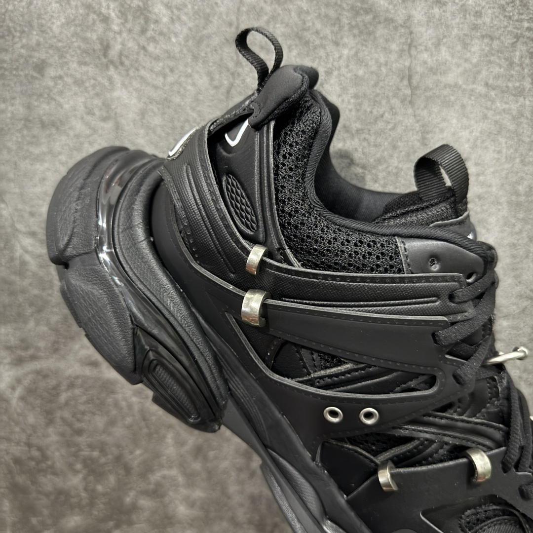 图片[7]-【VG零售版】BALENCIAGA Track 巴黎世家三代复古老爹鞋 黑色环扣 全套原纸板楦头开发 最原汁原味的灵魂版型 全鞋荧光划线卡点 胶水把控整洁度追求极致完美 每一双都是工艺品 多重QC质检 超越公司货的品控标准 实实在在的免检产品 原盒原配 正确字体电绣 粗细、位置、大小正确 侧边TPU 透气孔匹配意产原版 正确气垫分离大底 TPU软底 原版一致大底LOGO 立体感十足 原厂皮料水洗做旧 采购原厂网纱 该款鞋采用网眼布和尼龙制成 不含皮革 鞋舌饰有Track.2橡胶品牌标识 外侧饰有橡胶品牌标识 泡沫后帮压印品牌标识 外底正面压印BB标识 由176块饰片拼接而成的铰接式鞋面 侧面配金属质感网眼布 内面配有额外金属光泽饰件 包含1副鞋带和1副备用鞋带 后帮配有拉环鞋提 动态鞋底设计 为双脚带来后续的助力 尺码：35 36 37 38 39 40 41 42 43 44 45 46-选品中心