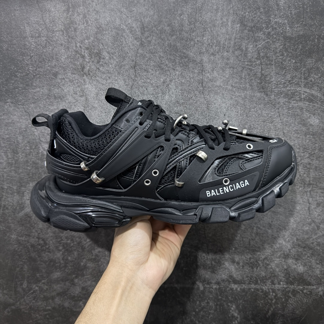 【VG零售版】BALENCIAGA Track 巴黎世家三代复古老爹鞋 黑色环扣 全套原纸板楦头开发 最原汁原味的灵魂版型 全鞋荧光划线卡点 胶水把控整洁度追求极致完美 每一双都是工艺品 多重QC质检 超越公司货的品控标准 实实在在的免检产品 原盒原配 正确字体电绣 粗细、位置、大小正确 侧边TPU 透气孔匹配意产原版 正确气垫分离大底 TPU软底 原版一致大底LOGO 立体感十足 原厂皮料水洗做旧 采购原厂网纱 该款鞋采用网眼布和尼龙制成 不含皮革 鞋舌饰有Track.2橡胶品牌标识 外侧饰有橡胶品牌标识 泡沫后帮压印品牌标识 外底正面压印BB标识 由176块饰片拼接而成的铰接式鞋面 侧面配金属质感网眼布 内面配有额外金属光泽饰件 包含1副鞋带和1副备用鞋带 后帮配有拉环鞋提 动态鞋底设计 为双脚带来后续的助力 尺码：35 36 37 38 39 40 41 42 43 44 45 46-选品中心