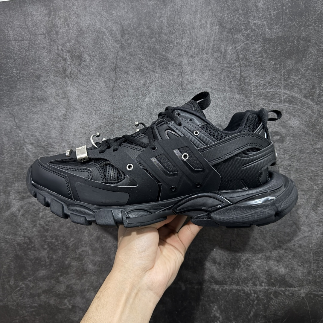 图片[2]-【VG零售版】BALENCIAGA Track 巴黎世家三代复古老爹鞋 黑色环扣 全套原纸板楦头开发 最原汁原味的灵魂版型 全鞋荧光划线卡点 胶水把控整洁度追求极致完美 每一双都是工艺品 多重QC质检 超越公司货的品控标准 实实在在的免检产品 原盒原配 正确字体电绣 粗细、位置、大小正确 侧边TPU 透气孔匹配意产原版 正确气垫分离大底 TPU软底 原版一致大底LOGO 立体感十足 原厂皮料水洗做旧 采购原厂网纱 该款鞋采用网眼布和尼龙制成 不含皮革 鞋舌饰有Track.2橡胶品牌标识 外侧饰有橡胶品牌标识 泡沫后帮压印品牌标识 外底正面压印BB标识 由176块饰片拼接而成的铰接式鞋面 侧面配金属质感网眼布 内面配有额外金属光泽饰件 包含1副鞋带和1副备用鞋带 后帮配有拉环鞋提 动态鞋底设计 为双脚带来后续的助力 尺码：35 36 37 38 39 40 41 42 43 44 45 46-选品中心