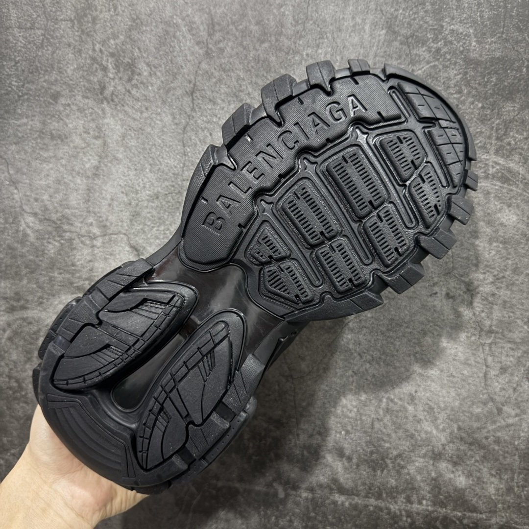 图片[9]-【VG零售版】BALENCIAGA Track 巴黎世家三代复古老爹鞋 黑色环扣 全套原纸板楦头开发 最原汁原味的灵魂版型 全鞋荧光划线卡点 胶水把控整洁度追求极致完美 每一双都是工艺品 多重QC质检 超越公司货的品控标准 实实在在的免检产品 原盒原配 正确字体电绣 粗细、位置、大小正确 侧边TPU 透气孔匹配意产原版 正确气垫分离大底 TPU软底 原版一致大底LOGO 立体感十足 原厂皮料水洗做旧 采购原厂网纱 该款鞋采用网眼布和尼龙制成 不含皮革 鞋舌饰有Track.2橡胶品牌标识 外侧饰有橡胶品牌标识 泡沫后帮压印品牌标识 外底正面压印BB标识 由176块饰片拼接而成的铰接式鞋面 侧面配金属质感网眼布 内面配有额外金属光泽饰件 包含1副鞋带和1副备用鞋带 后帮配有拉环鞋提 动态鞋底设计 为双脚带来后续的助力 尺码：35 36 37 38 39 40 41 42 43 44 45 46-选品中心