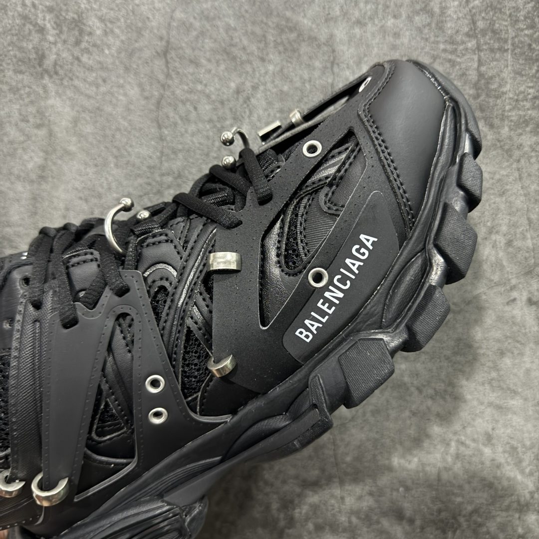 图片[6]-【VG零售版】BALENCIAGA Track 巴黎世家三代复古老爹鞋 黑色环扣 全套原纸板楦头开发 最原汁原味的灵魂版型 全鞋荧光划线卡点 胶水把控整洁度追求极致完美 每一双都是工艺品 多重QC质检 超越公司货的品控标准 实实在在的免检产品 原盒原配 正确字体电绣 粗细、位置、大小正确 侧边TPU 透气孔匹配意产原版 正确气垫分离大底 TPU软底 原版一致大底LOGO 立体感十足 原厂皮料水洗做旧 采购原厂网纱 该款鞋采用网眼布和尼龙制成 不含皮革 鞋舌饰有Track.2橡胶品牌标识 外侧饰有橡胶品牌标识 泡沫后帮压印品牌标识 外底正面压印BB标识 由176块饰片拼接而成的铰接式鞋面 侧面配金属质感网眼布 内面配有额外金属光泽饰件 包含1副鞋带和1副备用鞋带 后帮配有拉环鞋提 动态鞋底设计 为双脚带来后续的助力 尺码：35 36 37 38 39 40 41 42 43 44 45 46-选品中心