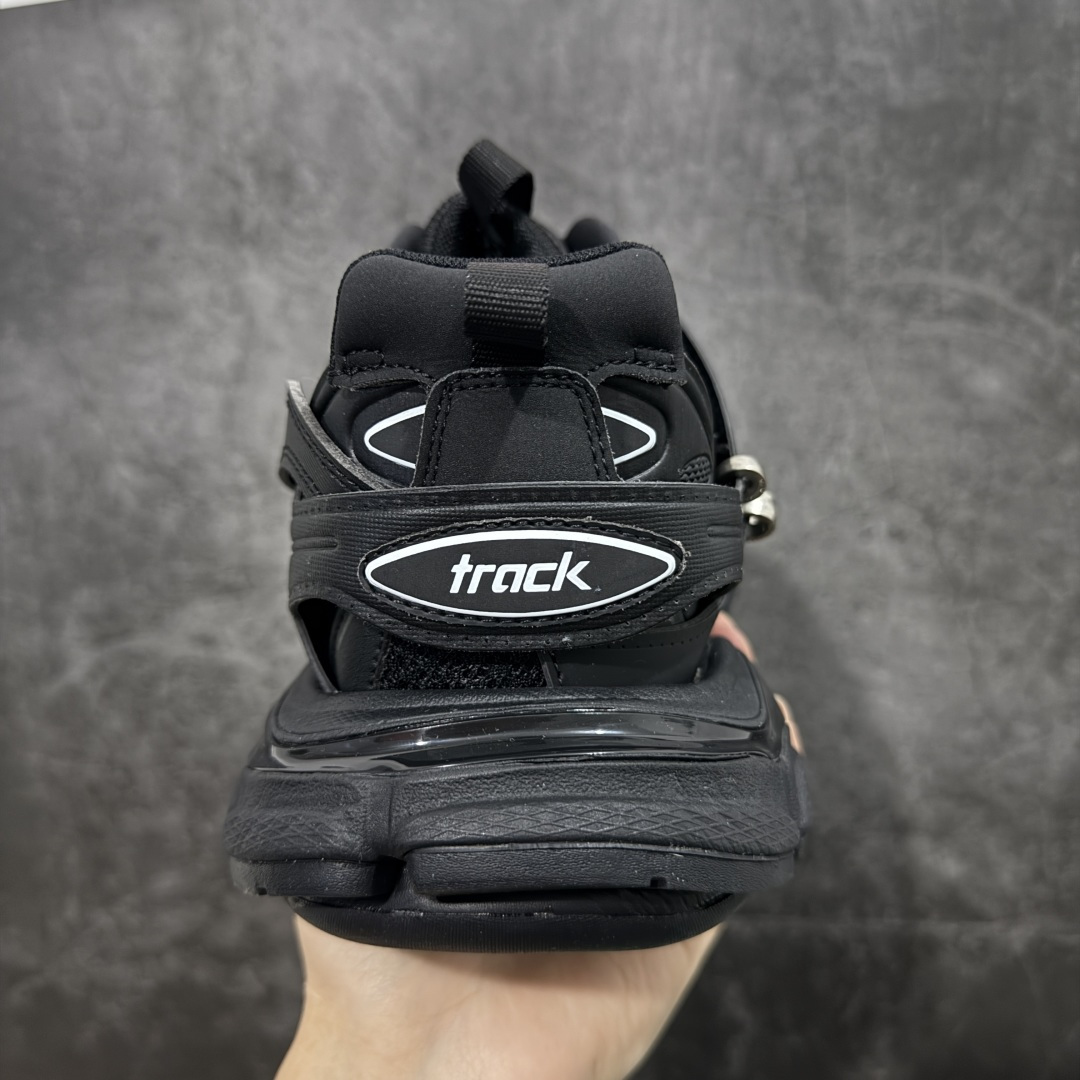 图片[4]-【VG零售版】BALENCIAGA Track 巴黎世家三代复古老爹鞋 黑色环扣 全套原纸板楦头开发 最原汁原味的灵魂版型 全鞋荧光划线卡点 胶水把控整洁度追求极致完美 每一双都是工艺品 多重QC质检 超越公司货的品控标准 实实在在的免检产品 原盒原配 正确字体电绣 粗细、位置、大小正确 侧边TPU 透气孔匹配意产原版 正确气垫分离大底 TPU软底 原版一致大底LOGO 立体感十足 原厂皮料水洗做旧 采购原厂网纱 该款鞋采用网眼布和尼龙制成 不含皮革 鞋舌饰有Track.2橡胶品牌标识 外侧饰有橡胶品牌标识 泡沫后帮压印品牌标识 外底正面压印BB标识 由176块饰片拼接而成的铰接式鞋面 侧面配金属质感网眼布 内面配有额外金属光泽饰件 包含1副鞋带和1副备用鞋带 后帮配有拉环鞋提 动态鞋底设计 为双脚带来后续的助力 尺码：35 36 37 38 39 40 41 42 43 44 45 46-选品中心