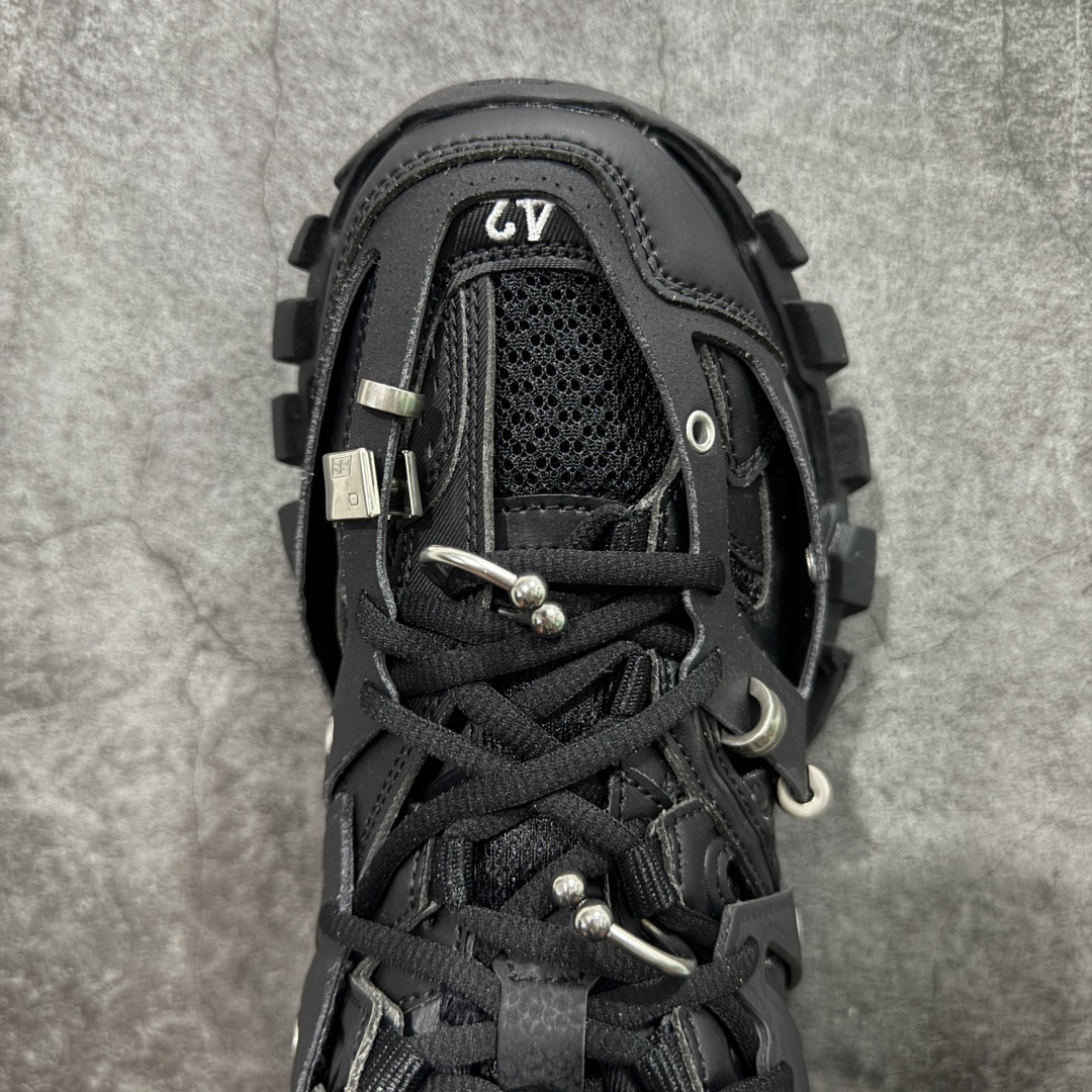 图片[5]-【VG零售版】BALENCIAGA Track 巴黎世家三代复古老爹鞋 黑色环扣 全套原纸板楦头开发 最原汁原味的灵魂版型 全鞋荧光划线卡点 胶水把控整洁度追求极致完美 每一双都是工艺品 多重QC质检 超越公司货的品控标准 实实在在的免检产品 原盒原配 正确字体电绣 粗细、位置、大小正确 侧边TPU 透气孔匹配意产原版 正确气垫分离大底 TPU软底 原版一致大底LOGO 立体感十足 原厂皮料水洗做旧 采购原厂网纱 该款鞋采用网眼布和尼龙制成 不含皮革 鞋舌饰有Track.2橡胶品牌标识 外侧饰有橡胶品牌标识 泡沫后帮压印品牌标识 外底正面压印BB标识 由176块饰片拼接而成的铰接式鞋面 侧面配金属质感网眼布 内面配有额外金属光泽饰件 包含1副鞋带和1副备用鞋带 后帮配有拉环鞋提 动态鞋底设计 为双脚带来后续的助力 尺码：35 36 37 38 39 40 41 42 43 44 45 46-选品中心