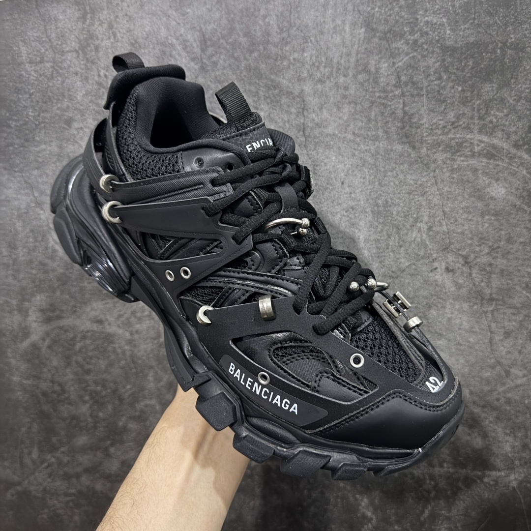 图片[3]-【VG零售版】BALENCIAGA Track 巴黎世家三代复古老爹鞋 黑色环扣 全套原纸板楦头开发 最原汁原味的灵魂版型 全鞋荧光划线卡点 胶水把控整洁度追求极致完美 每一双都是工艺品 多重QC质检 超越公司货的品控标准 实实在在的免检产品 原盒原配 正确字体电绣 粗细、位置、大小正确 侧边TPU 透气孔匹配意产原版 正确气垫分离大底 TPU软底 原版一致大底LOGO 立体感十足 原厂皮料水洗做旧 采购原厂网纱 该款鞋采用网眼布和尼龙制成 不含皮革 鞋舌饰有Track.2橡胶品牌标识 外侧饰有橡胶品牌标识 泡沫后帮压印品牌标识 外底正面压印BB标识 由176块饰片拼接而成的铰接式鞋面 侧面配金属质感网眼布 内面配有额外金属光泽饰件 包含1副鞋带和1副备用鞋带 后帮配有拉环鞋提 动态鞋底设计 为双脚带来后续的助力 尺码：35 36 37 38 39 40 41 42 43 44 45 46-选品中心