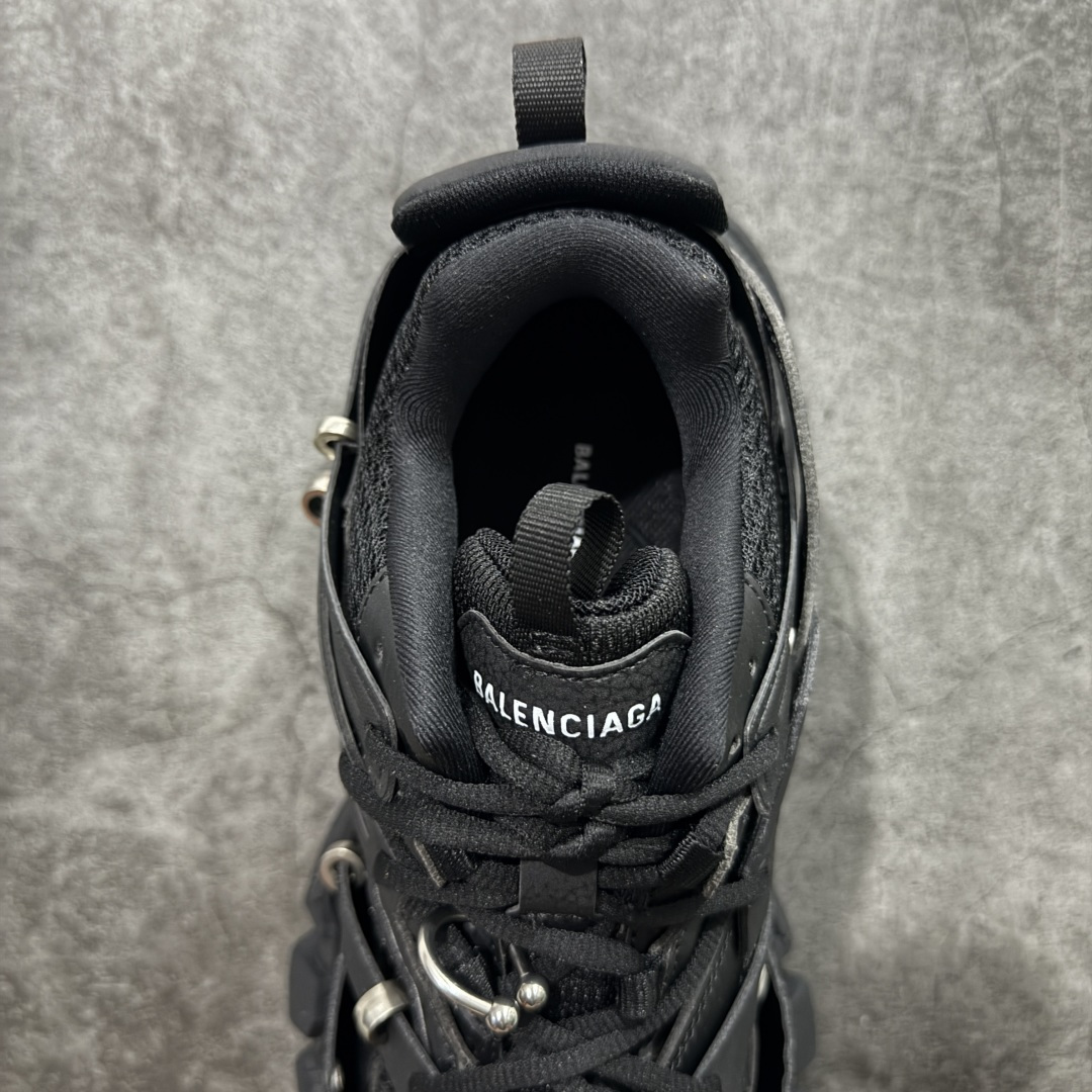 图片[8]-【VG零售版】BALENCIAGA Track 巴黎世家三代复古老爹鞋 黑色环扣 全套原纸板楦头开发 最原汁原味的灵魂版型 全鞋荧光划线卡点 胶水把控整洁度追求极致完美 每一双都是工艺品 多重QC质检 超越公司货的品控标准 实实在在的免检产品 原盒原配 正确字体电绣 粗细、位置、大小正确 侧边TPU 透气孔匹配意产原版 正确气垫分离大底 TPU软底 原版一致大底LOGO 立体感十足 原厂皮料水洗做旧 采购原厂网纱 该款鞋采用网眼布和尼龙制成 不含皮革 鞋舌饰有Track.2橡胶品牌标识 外侧饰有橡胶品牌标识 泡沫后帮压印品牌标识 外底正面压印BB标识 由176块饰片拼接而成的铰接式鞋面 侧面配金属质感网眼布 内面配有额外金属光泽饰件 包含1副鞋带和1副备用鞋带 后帮配有拉环鞋提 动态鞋底设计 为双脚带来后续的助力 尺码：35 36 37 38 39 40 41 42 43 44 45 46-选品中心