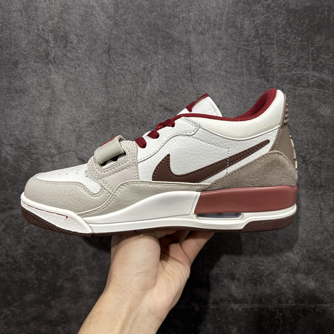 图片[2]-【黑金版本】Air Jordan Legacy AJ312 Low 低帮复古篮球鞋 白灰红 马年限定 IQ9783-121 市场独一档产物 全套原纸板楦头开发 原厂大底磨具加持立体防滑纹理 原档数据后跟TPU子母扣魔术贴 原装可视Air Sole气垫 原汁原味最完美的312代版型 唯一正确鞋头趴度弧度高度鞋身腰线 进口港宝加持 后跟自然饱满 全鞋荧光划线卡点 追求极致完美 每一双都是工艺品 多重QC质检 超越公司货的品控标准 实实在在的免检产品 鞋身采用了皮革材质打造 横跨鞋面的魔术贴十分吸睛 侧面的Swoosh Logo的一部分被鞋面遮挡了一部分 颇具玩味 魔术贴上标有NK标识 而鞋舌上是Jordan的经典红色飞翼Logo 后跟和鞋底均采用了AJ3的设计 后跟上同样也使用了经典的爆裂纹图案 尺码：36-46-选品中心