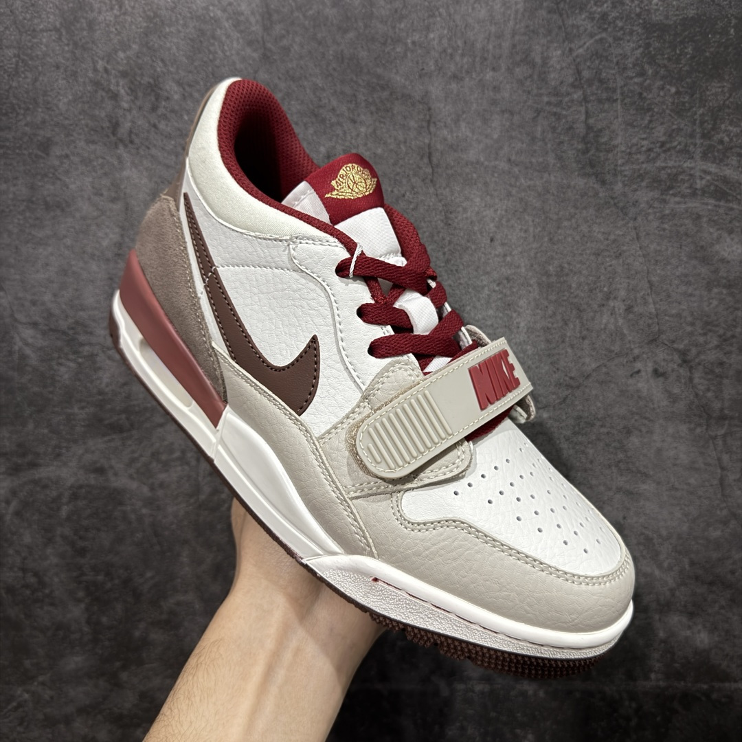 图片[3]-【黑金版本】Air Jordan Legacy AJ312 Low 低帮复古篮球鞋 白灰红 马年限定 IQ9783-121 市场独一档产物 全套原纸板楦头开发 原厂大底磨具加持立体防滑纹理 原档数据后跟TPU子母扣魔术贴 原装可视Air Sole气垫 原汁原味最完美的312代版型 唯一正确鞋头趴度弧度高度鞋身腰线 进口港宝加持 后跟自然饱满 全鞋荧光划线卡点 追求极致完美 每一双都是工艺品 多重QC质检 超越公司货的品控标准 实实在在的免检产品 鞋身采用了皮革材质打造 横跨鞋面的魔术贴十分吸睛 侧面的Swoosh Logo的一部分被鞋面遮挡了一部分 颇具玩味 魔术贴上标有NK标识 而鞋舌上是Jordan的经典红色飞翼Logo 后跟和鞋底均采用了AJ3的设计 后跟上同样也使用了经典的爆裂纹图案 尺码：36-46-选品中心