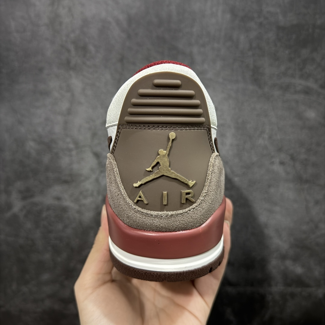 图片[4]-【黑金版本】Air Jordan Legacy AJ312 Low 低帮复古篮球鞋 白灰红 马年限定 IQ9783-121 市场独一档产物 全套原纸板楦头开发 原厂大底磨具加持立体防滑纹理 原档数据后跟TPU子母扣魔术贴 原装可视Air Sole气垫 原汁原味最完美的312代版型 唯一正确鞋头趴度弧度高度鞋身腰线 进口港宝加持 后跟自然饱满 全鞋荧光划线卡点 追求极致完美 每一双都是工艺品 多重QC质检 超越公司货的品控标准 实实在在的免检产品 鞋身采用了皮革材质打造 横跨鞋面的魔术贴十分吸睛 侧面的Swoosh Logo的一部分被鞋面遮挡了一部分 颇具玩味 魔术贴上标有NK标识 而鞋舌上是Jordan的经典红色飞翼Logo 后跟和鞋底均采用了AJ3的设计 后跟上同样也使用了经典的爆裂纹图案 尺码：36-46-选品中心