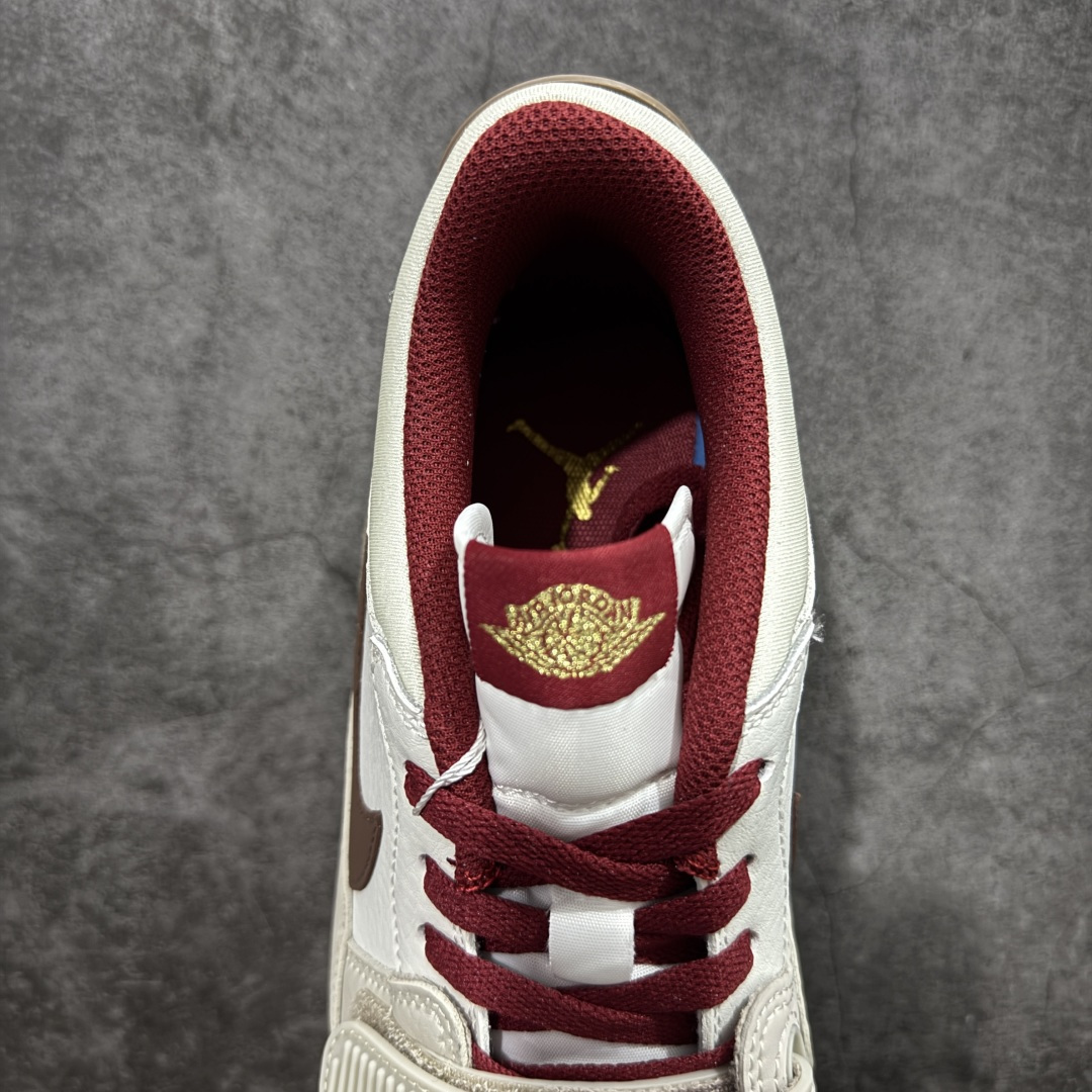 图片[8]-【黑金版本】Air Jordan Legacy AJ312 Low 低帮复古篮球鞋 白灰红 马年限定 IQ9783-121 市场独一档产物 全套原纸板楦头开发 原厂大底磨具加持立体防滑纹理 原档数据后跟TPU子母扣魔术贴 原装可视Air Sole气垫 原汁原味最完美的312代版型 唯一正确鞋头趴度弧度高度鞋身腰线 进口港宝加持 后跟自然饱满 全鞋荧光划线卡点 追求极致完美 每一双都是工艺品 多重QC质检 超越公司货的品控标准 实实在在的免检产品 鞋身采用了皮革材质打造 横跨鞋面的魔术贴十分吸睛 侧面的Swoosh Logo的一部分被鞋面遮挡了一部分 颇具玩味 魔术贴上标有NK标识 而鞋舌上是Jordan的经典红色飞翼Logo 后跟和鞋底均采用了AJ3的设计 后跟上同样也使用了经典的爆裂纹图案 尺码：36-46-选品中心