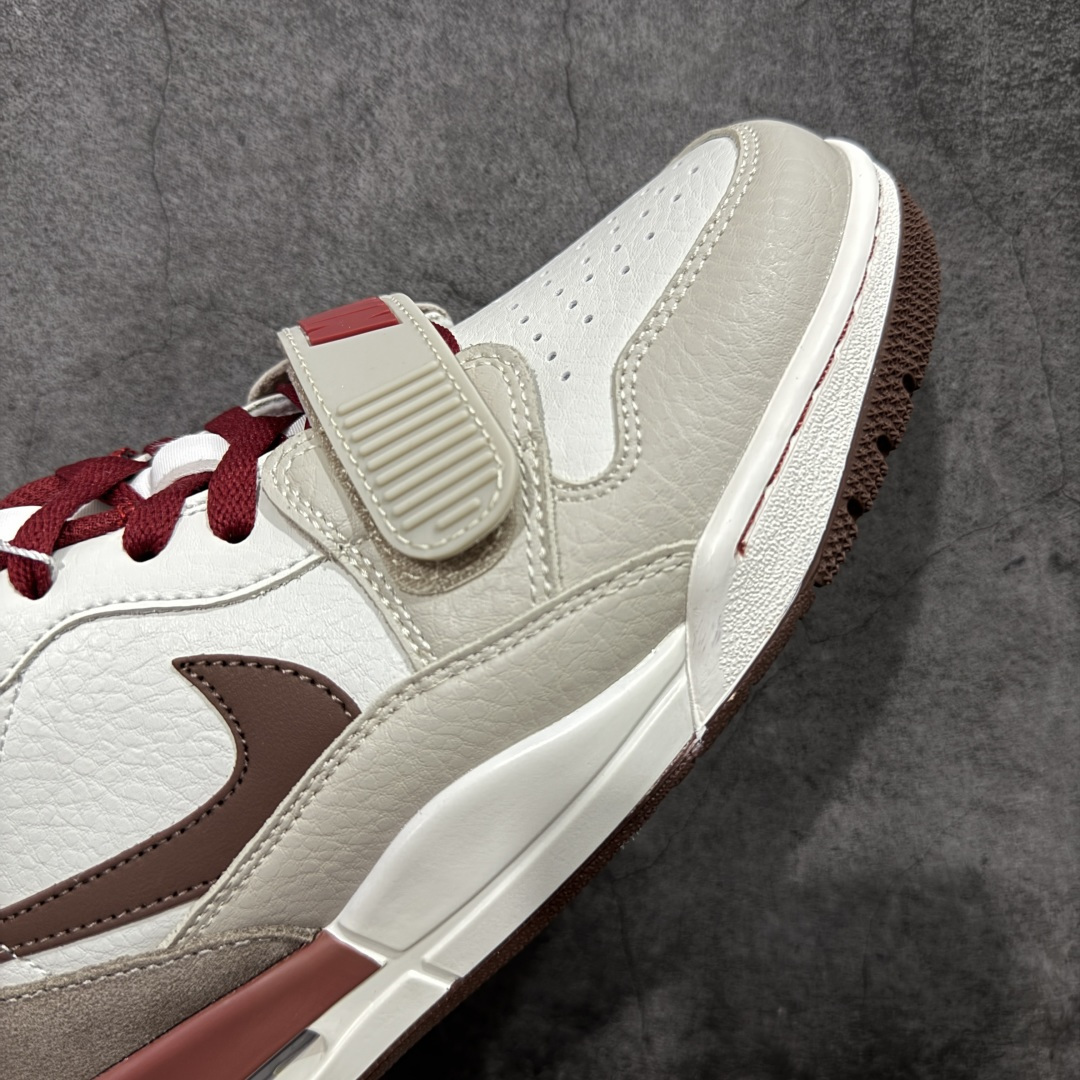 图片[6]-【黑金版本】Air Jordan Legacy AJ312 Low 低帮复古篮球鞋 白灰红 马年限定 IQ9783-121 市场独一档产物 全套原纸板楦头开发 原厂大底磨具加持立体防滑纹理 原档数据后跟TPU子母扣魔术贴 原装可视Air Sole气垫 原汁原味最完美的312代版型 唯一正确鞋头趴度弧度高度鞋身腰线 进口港宝加持 后跟自然饱满 全鞋荧光划线卡点 追求极致完美 每一双都是工艺品 多重QC质检 超越公司货的品控标准 实实在在的免检产品 鞋身采用了皮革材质打造 横跨鞋面的魔术贴十分吸睛 侧面的Swoosh Logo的一部分被鞋面遮挡了一部分 颇具玩味 魔术贴上标有NK标识 而鞋舌上是Jordan的经典红色飞翼Logo 后跟和鞋底均采用了AJ3的设计 后跟上同样也使用了经典的爆裂纹图案 尺码：36-46-选品中心