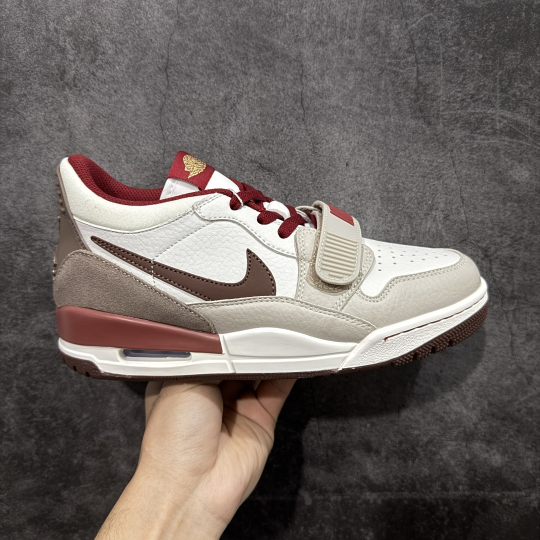 【黑金版本】Air Jordan Legacy AJ312 Low 低帮复古篮球鞋 白灰红 马年限定 IQ9783-121 市场独一档产物 全套原纸板楦头开发 原厂大底磨具加持立体防滑纹理 原档数据后跟TPU子母扣魔术贴 原装可视Air Sole气垫 原汁原味最完美的312代版型 唯一正确鞋头趴度弧度高度鞋身腰线 进口港宝加持 后跟自然饱满 全鞋荧光划线卡点 追求极致完美 每一双都是工艺品 多重QC质检 超越公司货的品控标准 实实在在的免检产品 鞋身采用了皮革材质打造 横跨鞋面的魔术贴十分吸睛 侧面的Swoosh Logo的一部分被鞋面遮挡了一部分 颇具玩味 魔术贴上标有NK标识 而鞋舌上是Jordan的经典红色飞翼Logo 后跟和鞋底均采用了AJ3的设计 后跟上同样也使用了经典的爆裂纹图案 尺码：36-46-选品中心
