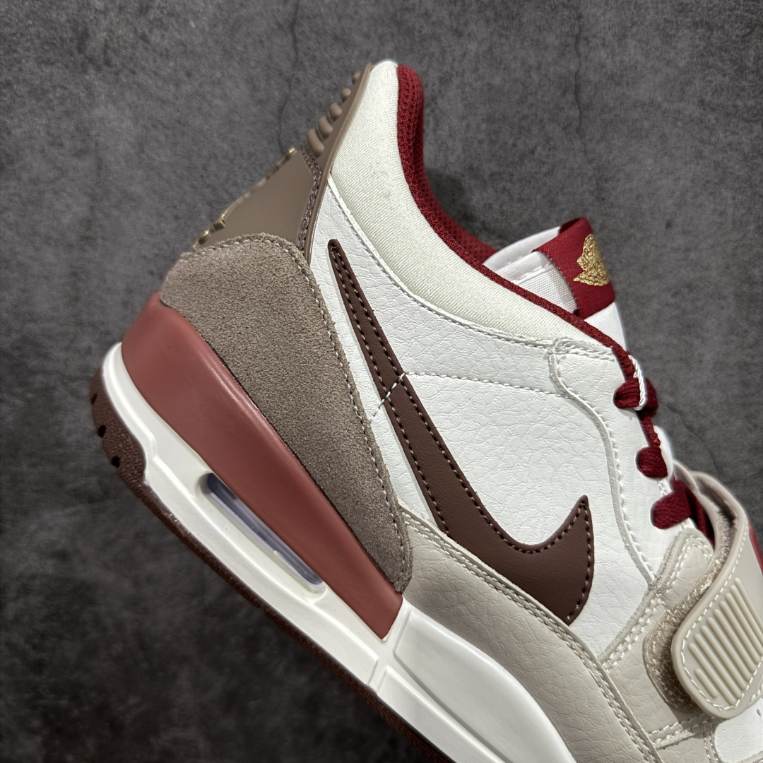 图片[7]-【黑金版本】Air Jordan Legacy AJ312 Low 低帮复古篮球鞋 白灰红 马年限定 IQ9783-121 市场独一档产物 全套原纸板楦头开发 原厂大底磨具加持立体防滑纹理 原档数据后跟TPU子母扣魔术贴 原装可视Air Sole气垫 原汁原味最完美的312代版型 唯一正确鞋头趴度弧度高度鞋身腰线 进口港宝加持 后跟自然饱满 全鞋荧光划线卡点 追求极致完美 每一双都是工艺品 多重QC质检 超越公司货的品控标准 实实在在的免检产品 鞋身采用了皮革材质打造 横跨鞋面的魔术贴十分吸睛 侧面的Swoosh Logo的一部分被鞋面遮挡了一部分 颇具玩味 魔术贴上标有NK标识 而鞋舌上是Jordan的经典红色飞翼Logo 后跟和鞋底均采用了AJ3的设计 后跟上同样也使用了经典的爆裂纹图案 尺码：36-46-选品中心