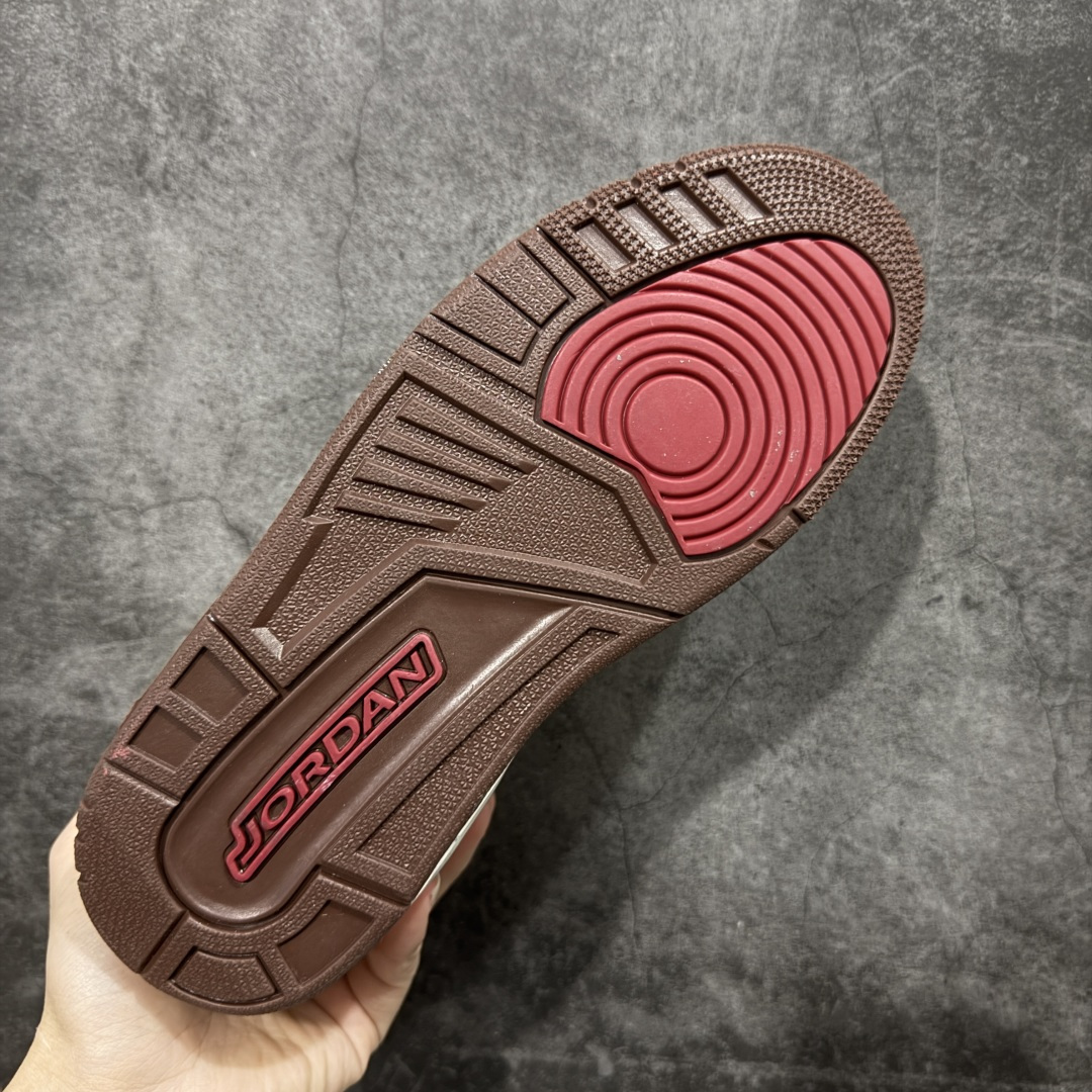 图片[9]-【黑金版本】Air Jordan Legacy AJ312 Low 低帮复古篮球鞋 白灰红 马年限定 IQ9783-121 市场独一档产物 全套原纸板楦头开发 原厂大底磨具加持立体防滑纹理 原档数据后跟TPU子母扣魔术贴 原装可视Air Sole气垫 原汁原味最完美的312代版型 唯一正确鞋头趴度弧度高度鞋身腰线 进口港宝加持 后跟自然饱满 全鞋荧光划线卡点 追求极致完美 每一双都是工艺品 多重QC质检 超越公司货的品控标准 实实在在的免检产品 鞋身采用了皮革材质打造 横跨鞋面的魔术贴十分吸睛 侧面的Swoosh Logo的一部分被鞋面遮挡了一部分 颇具玩味 魔术贴上标有NK标识 而鞋舌上是Jordan的经典红色飞翼Logo 后跟和鞋底均采用了AJ3的设计 后跟上同样也使用了经典的爆裂纹图案 尺码：36-46-选品中心