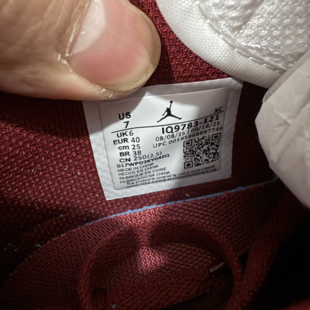 图片[6]-【黑金版本】Air Jordan Legacy AJ312 Low 低帮复古篮球鞋 白灰红 马年限定 IQ9783-121 市场独一档产物 全套原纸板楦头开发 原厂大底磨具加持立体防滑纹理 原档数据后跟TPU子母扣魔术贴 原装可视Air Sole气垫 原汁原味最完美的312代版型 唯一正确鞋头趴度弧度高度鞋身腰线 进口港宝加持 后跟自然饱满 全鞋荧光划线卡点 追求极致完美 每一双都是工艺品 多重QC质检 超越公司货的品控标准 实实在在的免检产品 鞋身采用了皮革材质打造 横跨鞋面的魔术贴十分吸睛 侧面的Swoosh Logo的一部分被鞋面遮挡了一部分 颇具玩味 魔术贴上标有NK标识 而鞋舌上是Jordan的经典红色飞翼Logo 后跟和鞋底均采用了AJ3的设计 后跟上同样也使用了经典的爆裂纹图案 尺码：36-46-选品中心