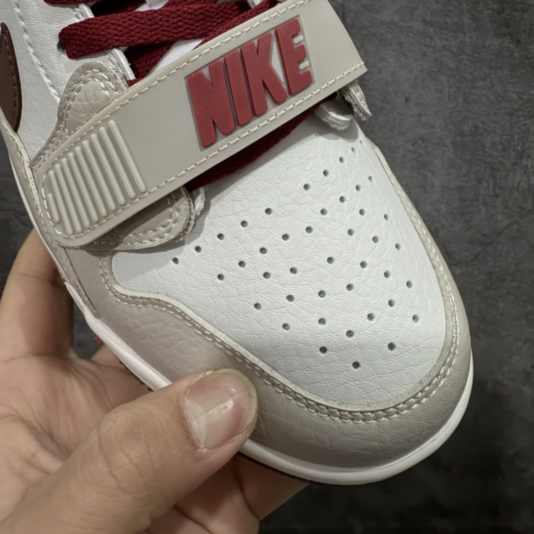 图片[4]-【黑金版本】Air Jordan Legacy AJ312 Low 低帮复古篮球鞋 白灰红 马年限定 IQ9783-121 市场独一档产物 全套原纸板楦头开发 原厂大底磨具加持立体防滑纹理 原档数据后跟TPU子母扣魔术贴 原装可视Air Sole气垫 原汁原味最完美的312代版型 唯一正确鞋头趴度弧度高度鞋身腰线 进口港宝加持 后跟自然饱满 全鞋荧光划线卡点 追求极致完美 每一双都是工艺品 多重QC质检 超越公司货的品控标准 实实在在的免检产品 鞋身采用了皮革材质打造 横跨鞋面的魔术贴十分吸睛 侧面的Swoosh Logo的一部分被鞋面遮挡了一部分 颇具玩味 魔术贴上标有NK标识 而鞋舌上是Jordan的经典红色飞翼Logo 后跟和鞋底均采用了AJ3的设计 后跟上同样也使用了经典的爆裂纹图案 尺码：36-46-选品中心