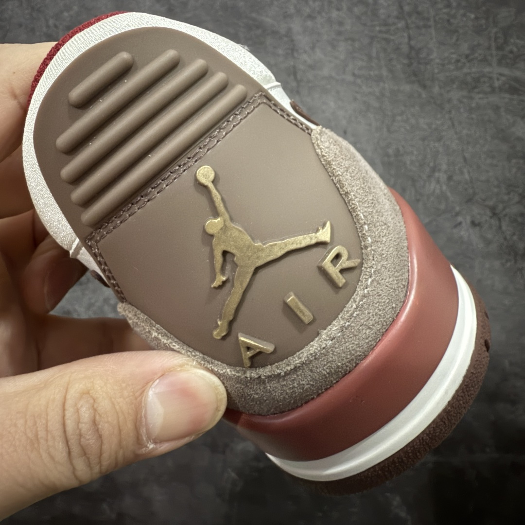 图片[2]-【黑金版本】Air Jordan Legacy AJ312 Low 低帮复古篮球鞋 白灰红 马年限定 IQ9783-121 市场独一档产物 全套原纸板楦头开发 原厂大底磨具加持立体防滑纹理 原档数据后跟TPU子母扣魔术贴 原装可视Air Sole气垫 原汁原味最完美的312代版型 唯一正确鞋头趴度弧度高度鞋身腰线 进口港宝加持 后跟自然饱满 全鞋荧光划线卡点 追求极致完美 每一双都是工艺品 多重QC质检 超越公司货的品控标准 实实在在的免检产品 鞋身采用了皮革材质打造 横跨鞋面的魔术贴十分吸睛 侧面的Swoosh Logo的一部分被鞋面遮挡了一部分 颇具玩味 魔术贴上标有NK标识 而鞋舌上是Jordan的经典红色飞翼Logo 后跟和鞋底均采用了AJ3的设计 后跟上同样也使用了经典的爆裂纹图案 尺码：36-46-选品中心