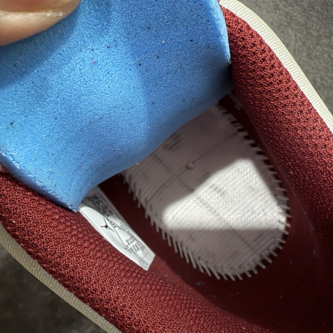 图片[7]-【黑金版本】Air Jordan Legacy AJ312 Low 低帮复古篮球鞋 白灰红 马年限定 IQ9783-121 市场独一档产物 全套原纸板楦头开发 原厂大底磨具加持立体防滑纹理 原档数据后跟TPU子母扣魔术贴 原装可视Air Sole气垫 原汁原味最完美的312代版型 唯一正确鞋头趴度弧度高度鞋身腰线 进口港宝加持 后跟自然饱满 全鞋荧光划线卡点 追求极致完美 每一双都是工艺品 多重QC质检 超越公司货的品控标准 实实在在的免检产品 鞋身采用了皮革材质打造 横跨鞋面的魔术贴十分吸睛 侧面的Swoosh Logo的一部分被鞋面遮挡了一部分 颇具玩味 魔术贴上标有NK标识 而鞋舌上是Jordan的经典红色飞翼Logo 后跟和鞋底均采用了AJ3的设计 后跟上同样也使用了经典的爆裂纹图案 尺码：36-46-选品中心