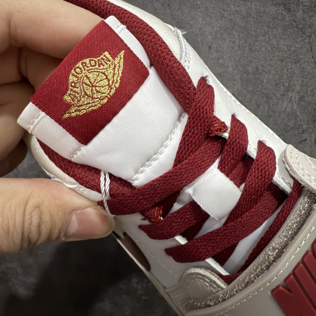 图片[5]-【黑金版本】Air Jordan Legacy AJ312 Low 低帮复古篮球鞋 白灰红 马年限定 IQ9783-121 市场独一档产物 全套原纸板楦头开发 原厂大底磨具加持立体防滑纹理 原档数据后跟TPU子母扣魔术贴 原装可视Air Sole气垫 原汁原味最完美的312代版型 唯一正确鞋头趴度弧度高度鞋身腰线 进口港宝加持 后跟自然饱满 全鞋荧光划线卡点 追求极致完美 每一双都是工艺品 多重QC质检 超越公司货的品控标准 实实在在的免检产品 鞋身采用了皮革材质打造 横跨鞋面的魔术贴十分吸睛 侧面的Swoosh Logo的一部分被鞋面遮挡了一部分 颇具玩味 魔术贴上标有NK标识 而鞋舌上是Jordan的经典红色飞翼Logo 后跟和鞋底均采用了AJ3的设计 后跟上同样也使用了经典的爆裂纹图案 尺码：36-46-选品中心